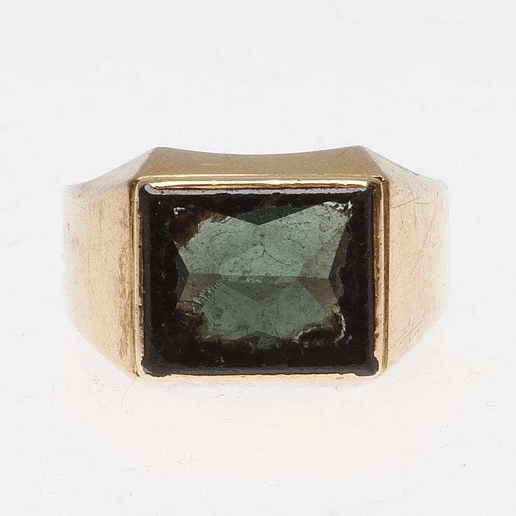 KLACKRING, 18k guld med grön sten, vikt ca 6,5 gram.