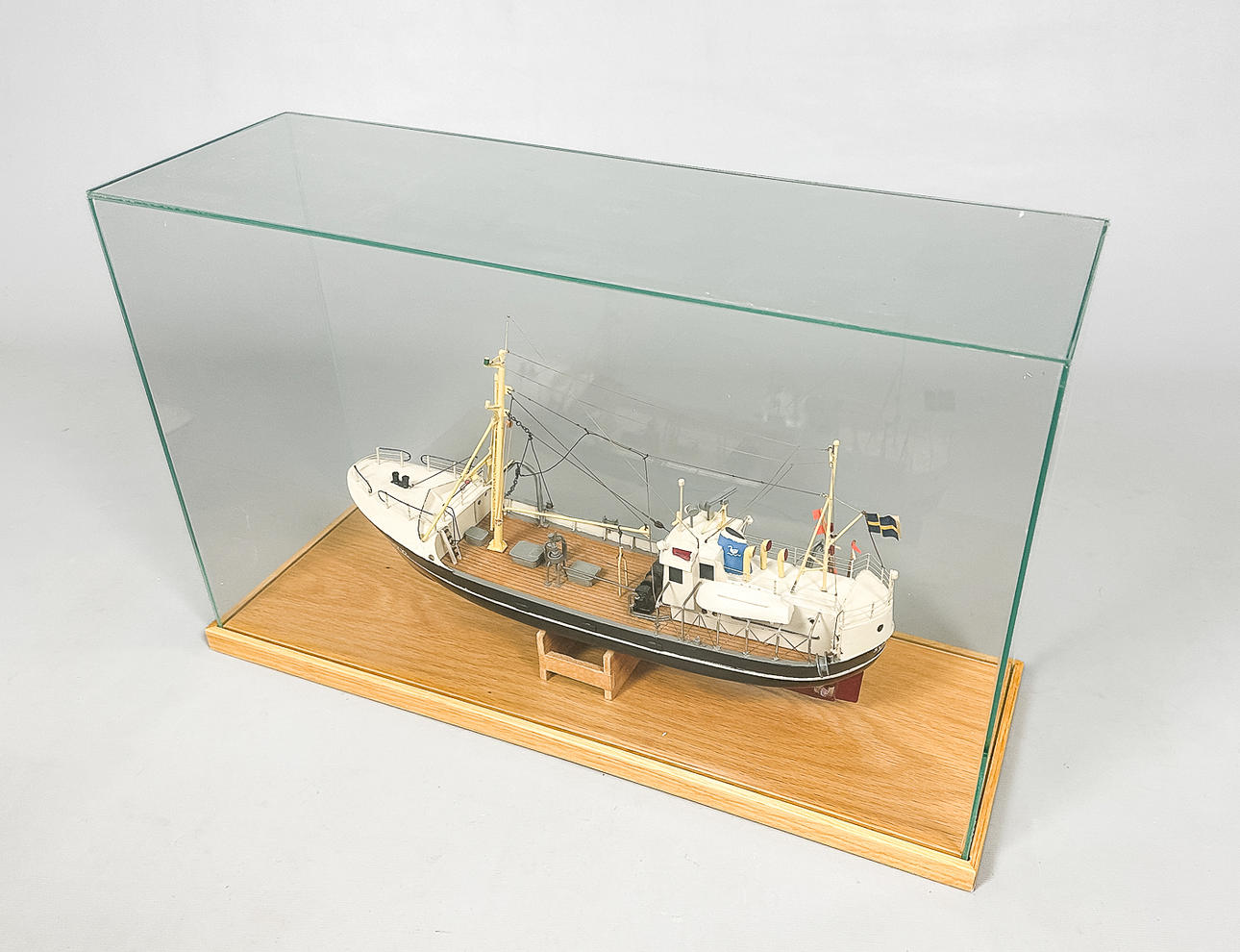 Modellboot, „Svanesund“, Glasvitrine, 20. Jahrhundert.