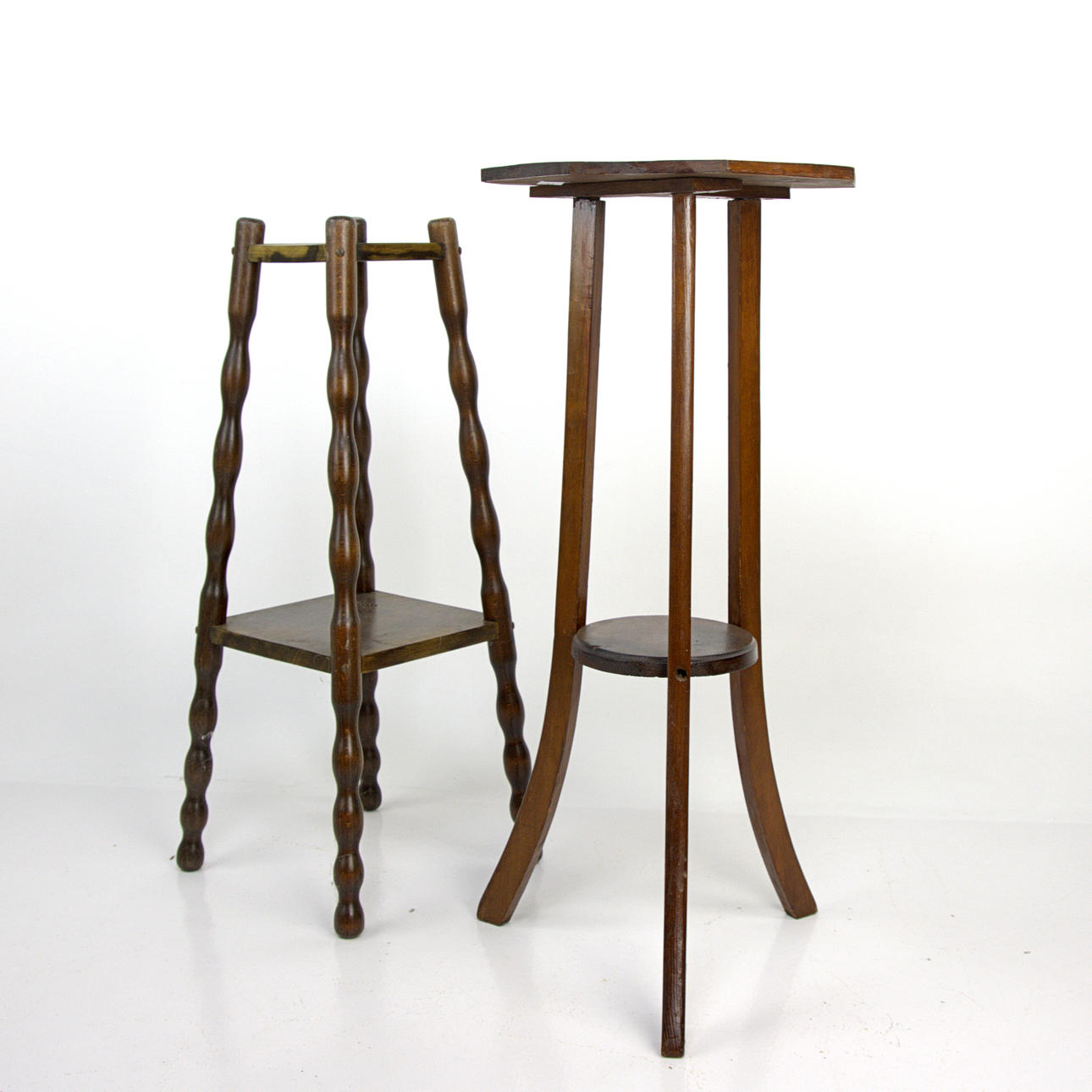 PODESTE, 2 Stück dunkel gebeiztes Holz, 20. Jahrhundert.