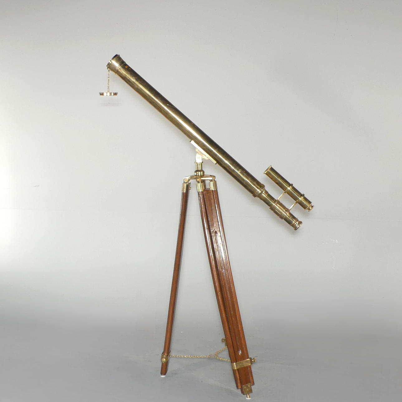 RØRKIKKERT MED STATIVSTATIV, MESSING OG TRÆ, MODERNE FREMSTILLING.