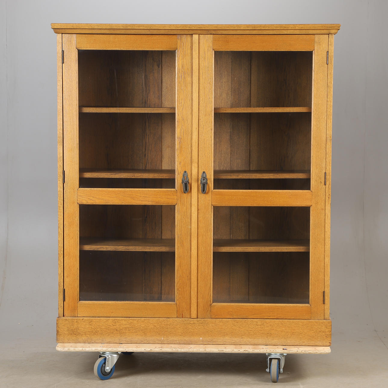 An oak bookcase, 20th century.