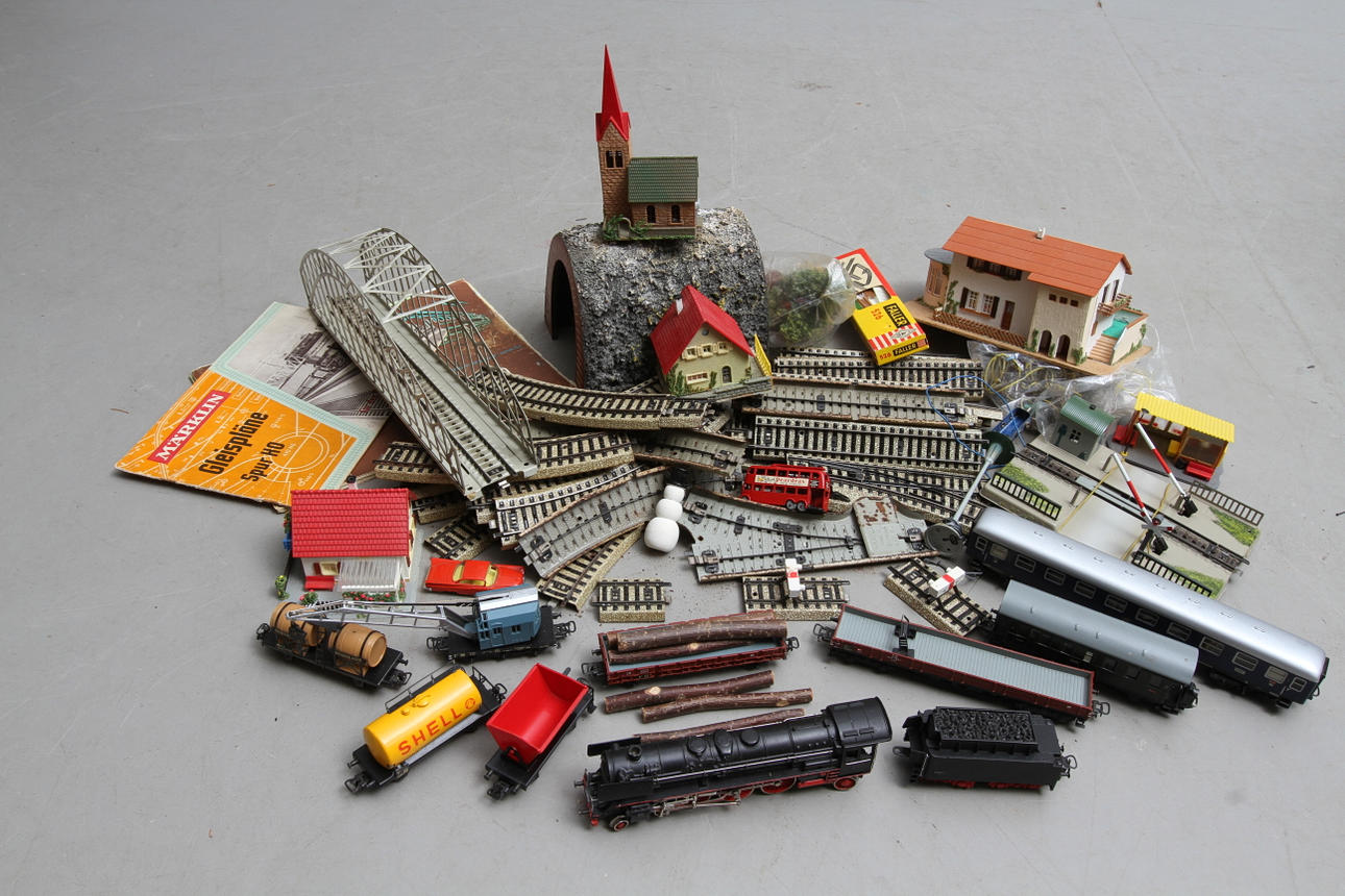 MÄRKLIN ånglok F 800 med tender F 809/1, 8 vagnar, bro, övergång, räls, byggnader med mera.