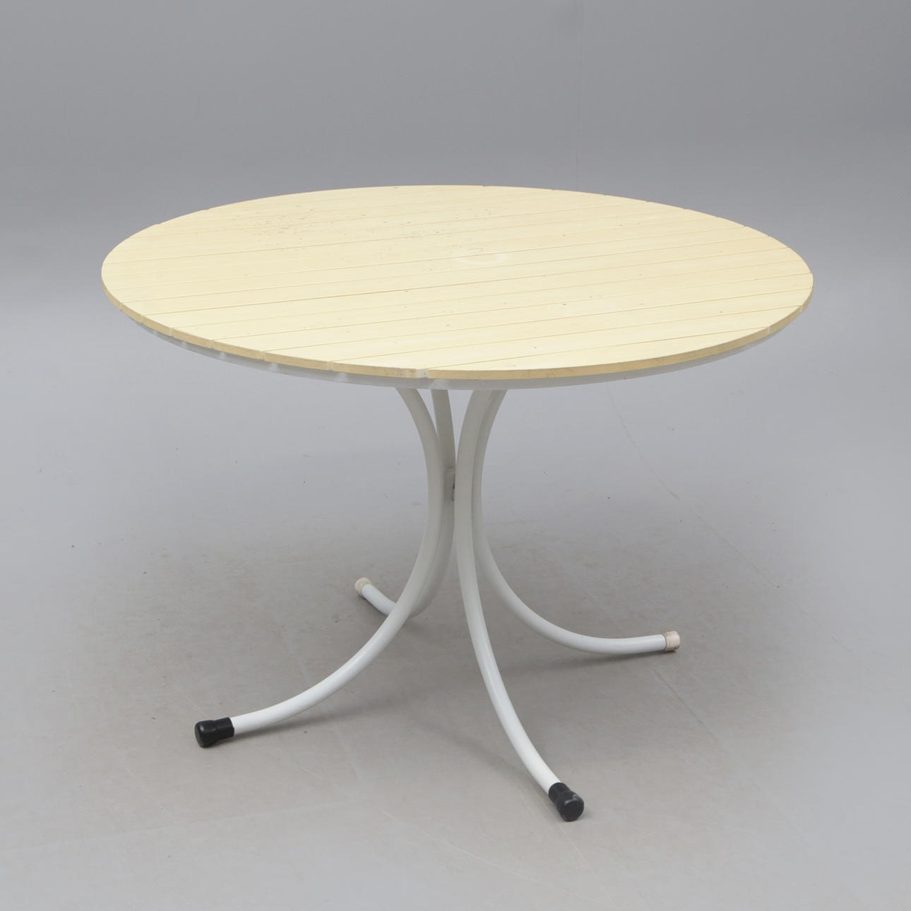 GARTENTISCH, mit Metallbeinen, rund.