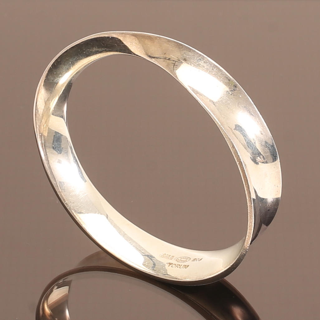 VIVIANNA TORUN BÜLOW-HÜBE. A sterling silver bangle, Geoarg Jensen Denmark.