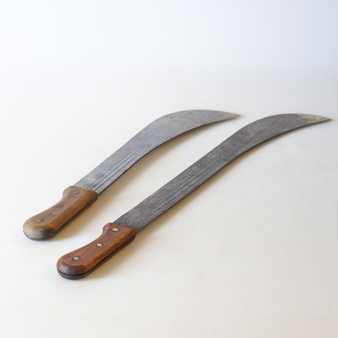 MACHETER, 2 stk, metal & træ, England, 20. årh.