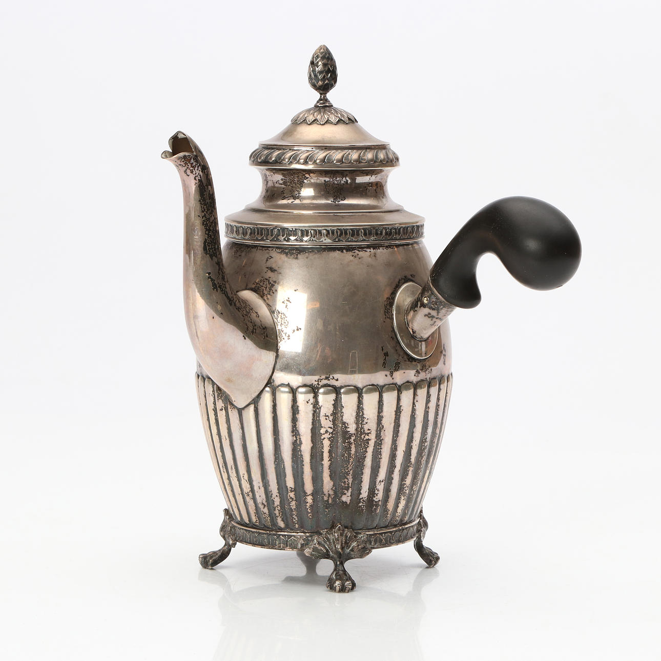 JACOB ENGELBERT COD, CAFETERA. Plateado con mango de madera ennegrecido. Estocolmo, 1910. Peso total de unos 560 gramos.