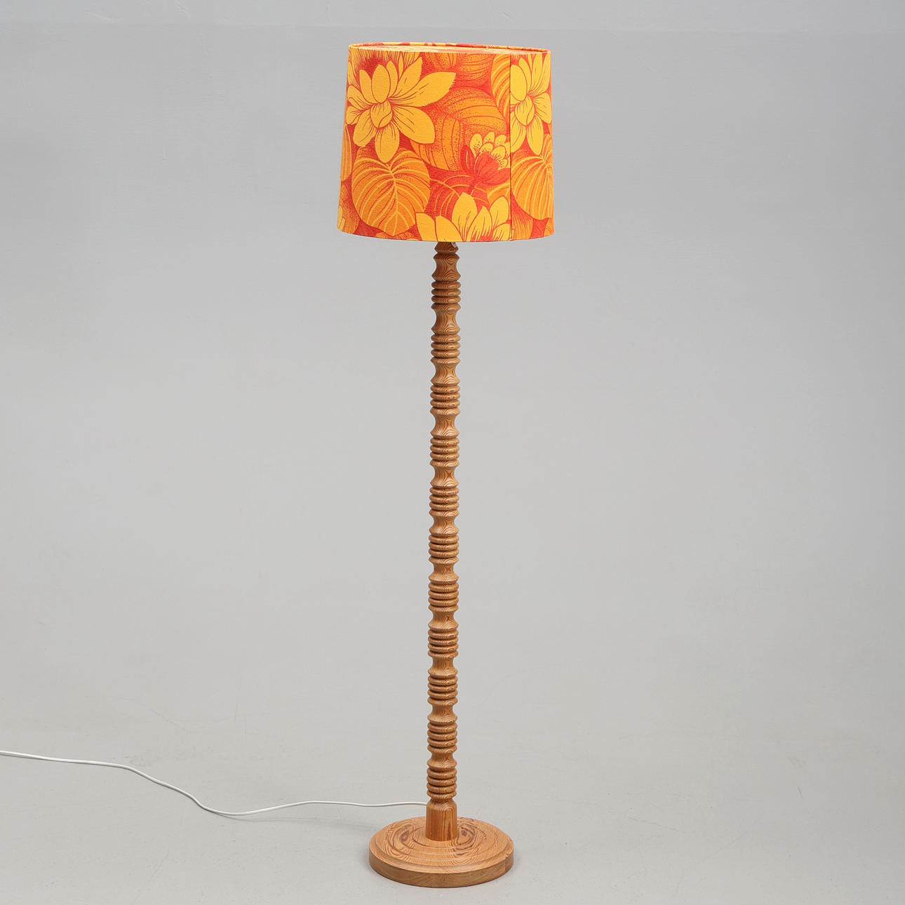 FLOOR LAMP. Pine, 1970s.