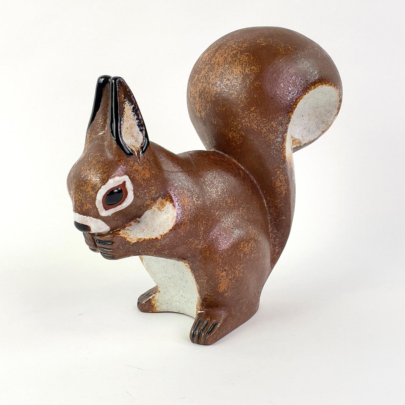 THOMAS HELLSTRÖM, a figurine, squirrel, ceramic, Nittsjö.