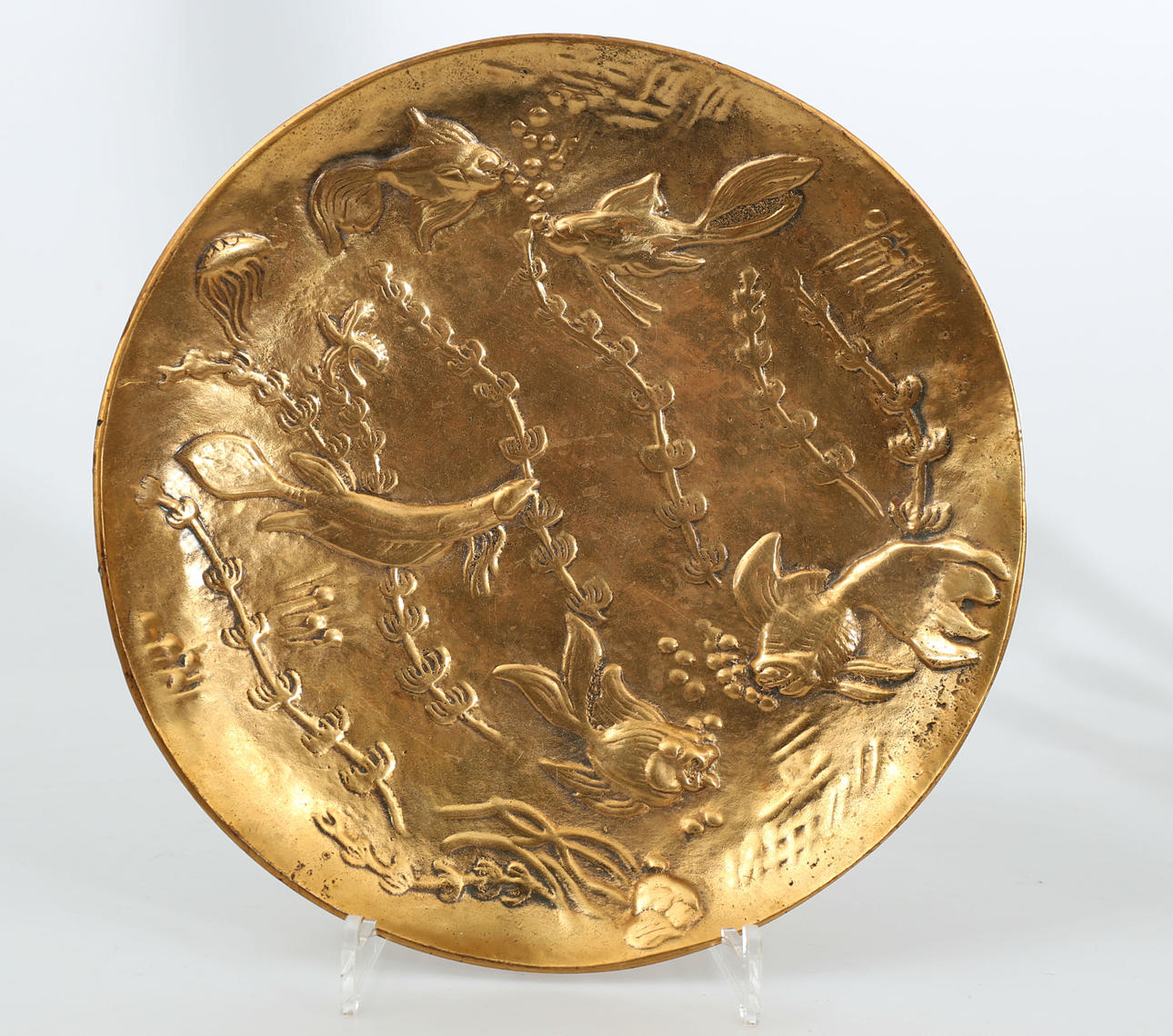 OIDENTIFIERAD KONSTNÄR. Skulpturalt fat med relief, mässing, 1900-talets mitt.