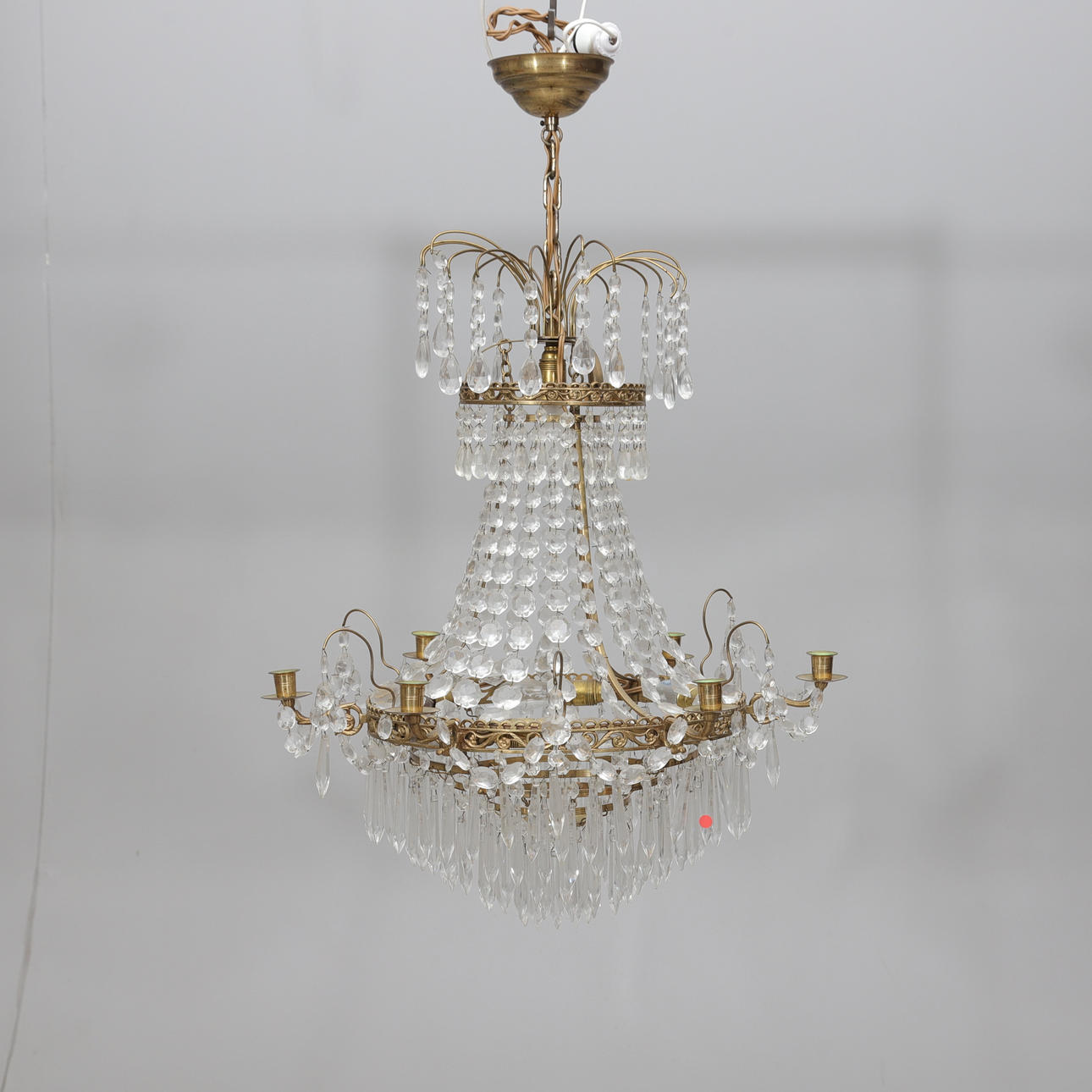 Un candelabro de estilo imperio, siglo XX.