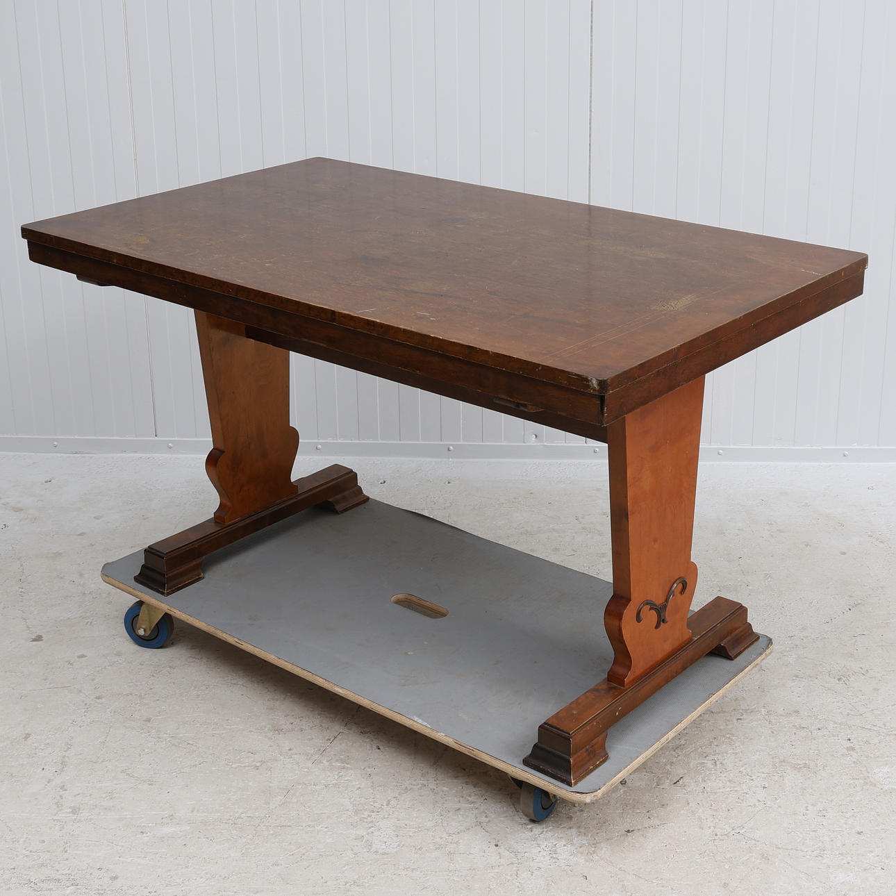 A Swedish grace dining table, 1920/30s.