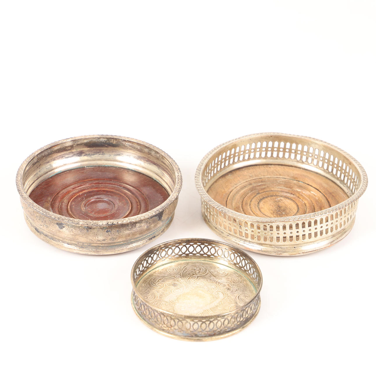 COASTERS, 3 stk., nysølv og træ, England.