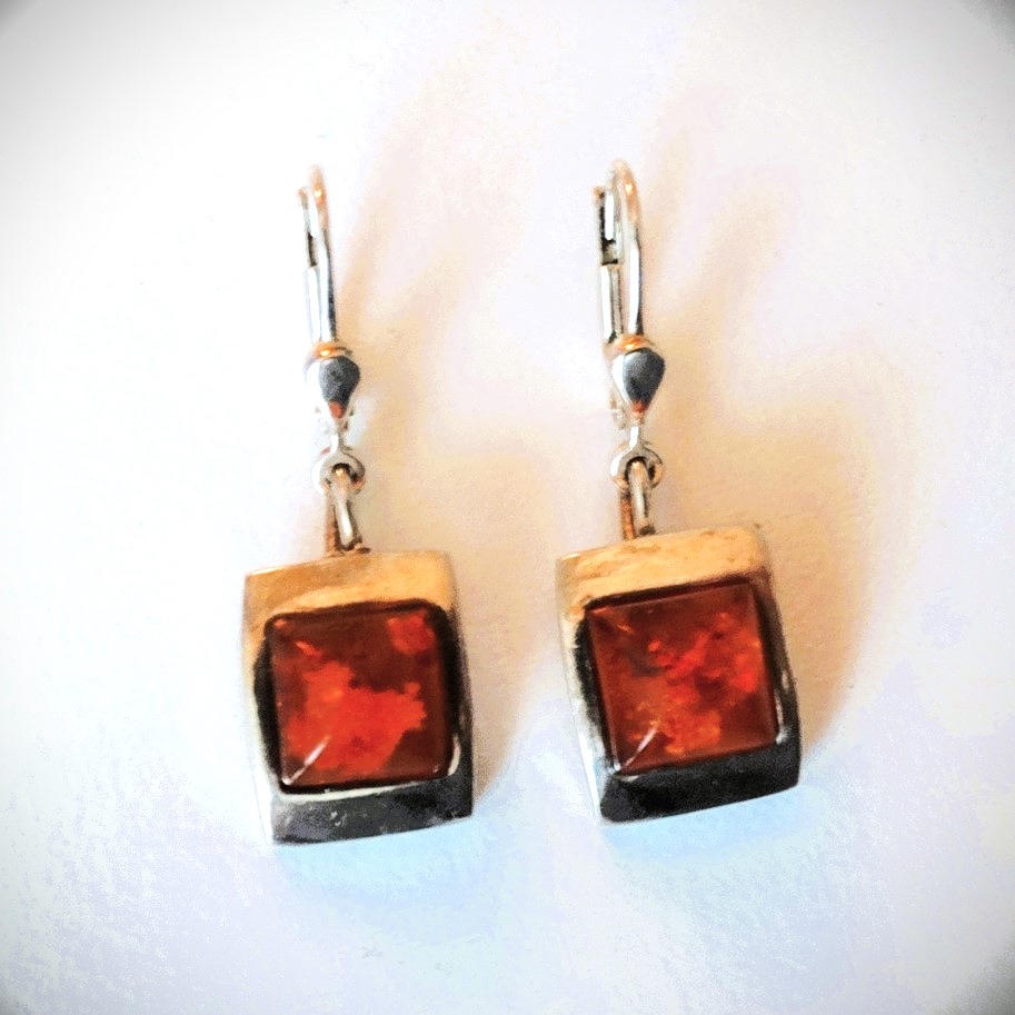 Amber earrings, with 925/silver setting.