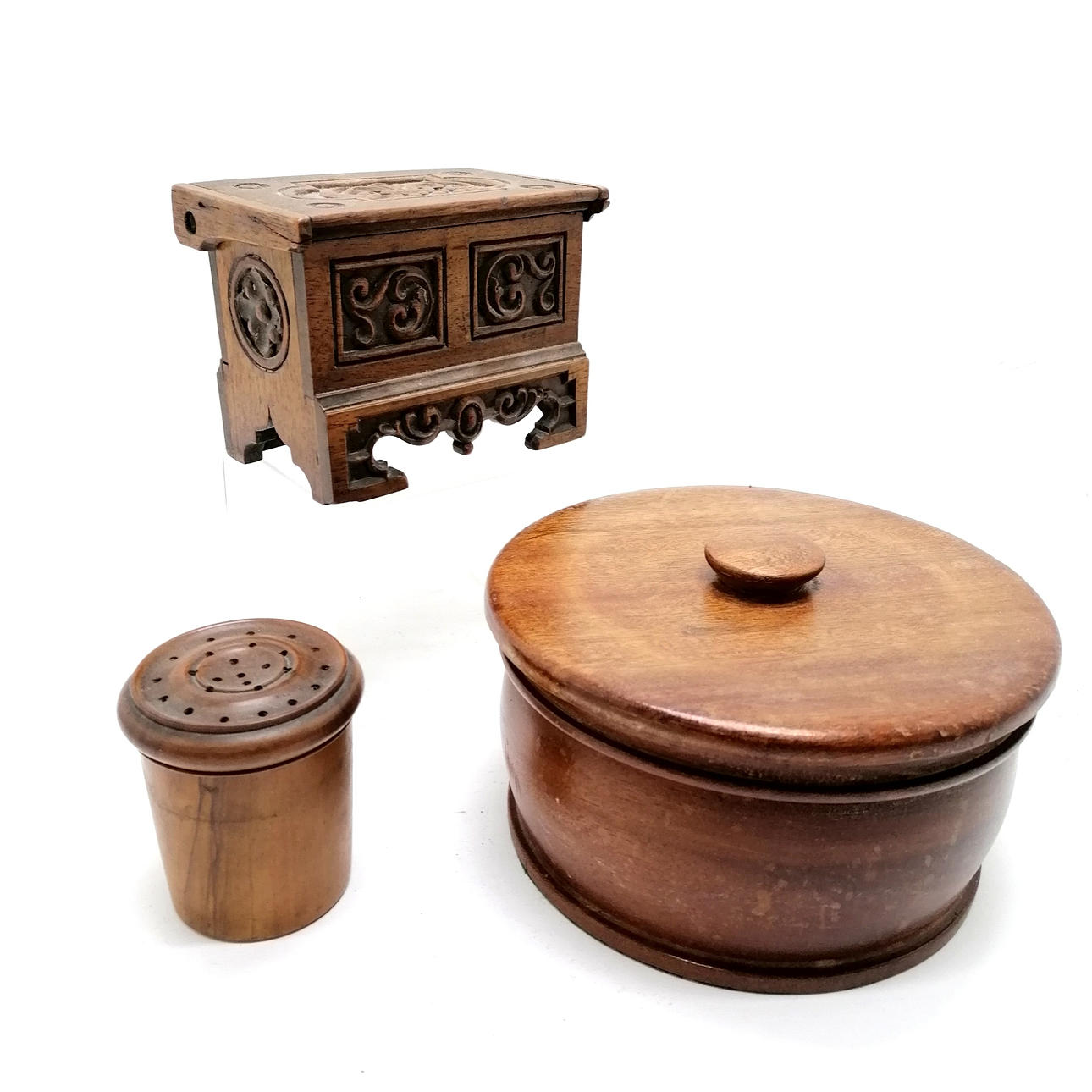 3 TRÆKASSER 1 MED UDSKÅRNE DETALJER.