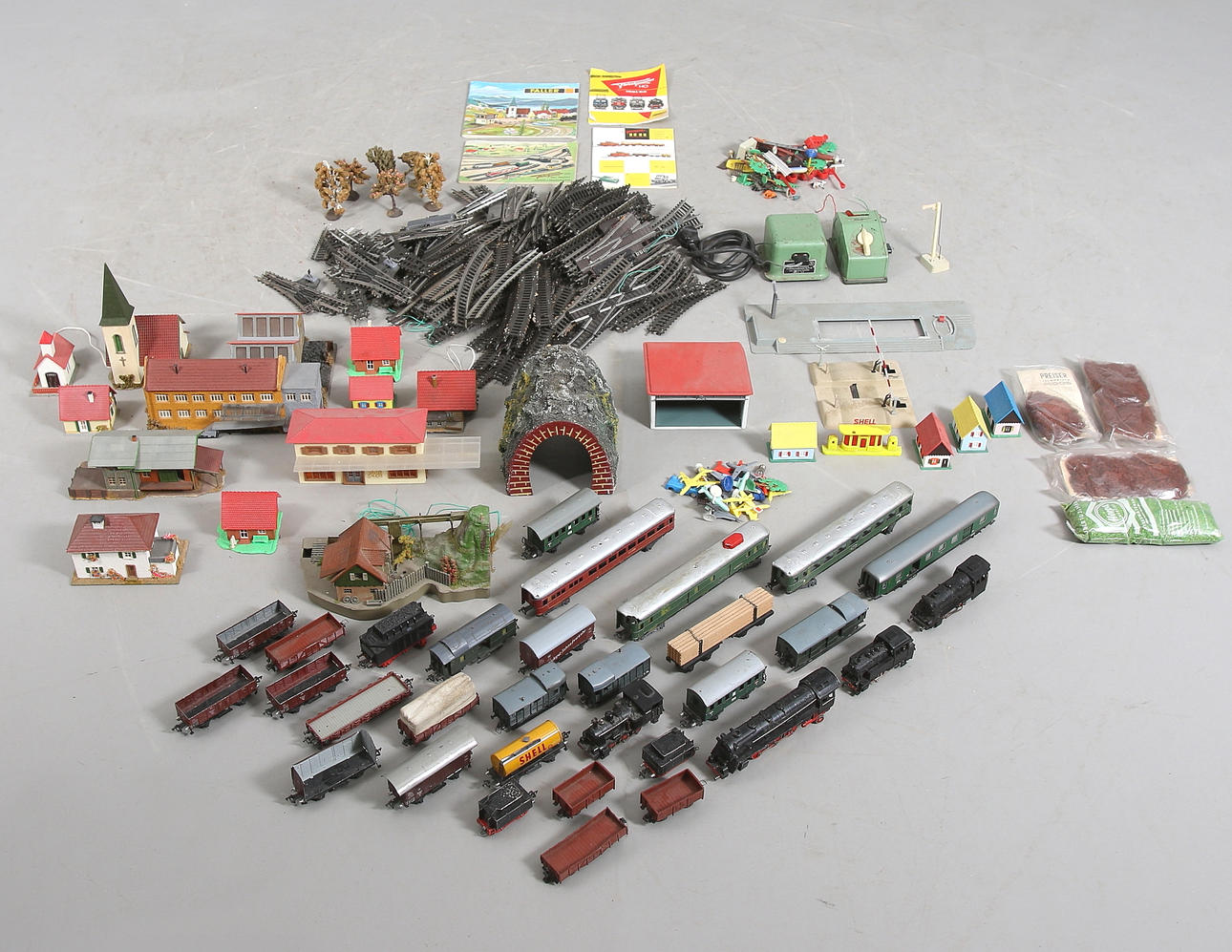 MODELLJÄRNVÄG med VAGNAR, LOK mm. Fleischmann, Trix, mm.