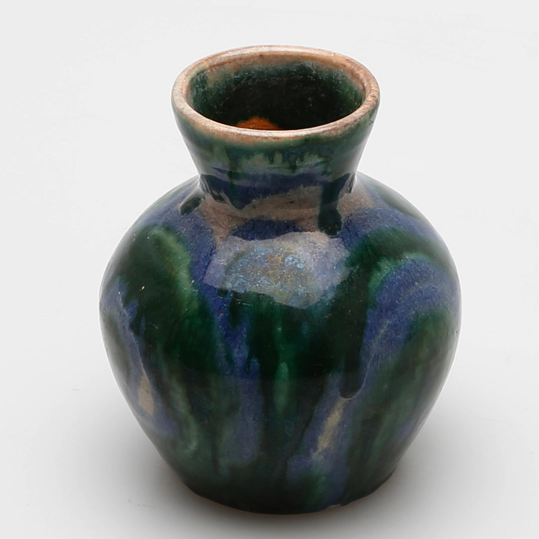 HILMA PERSSON-HJELM. Vas, glaserat lergods.