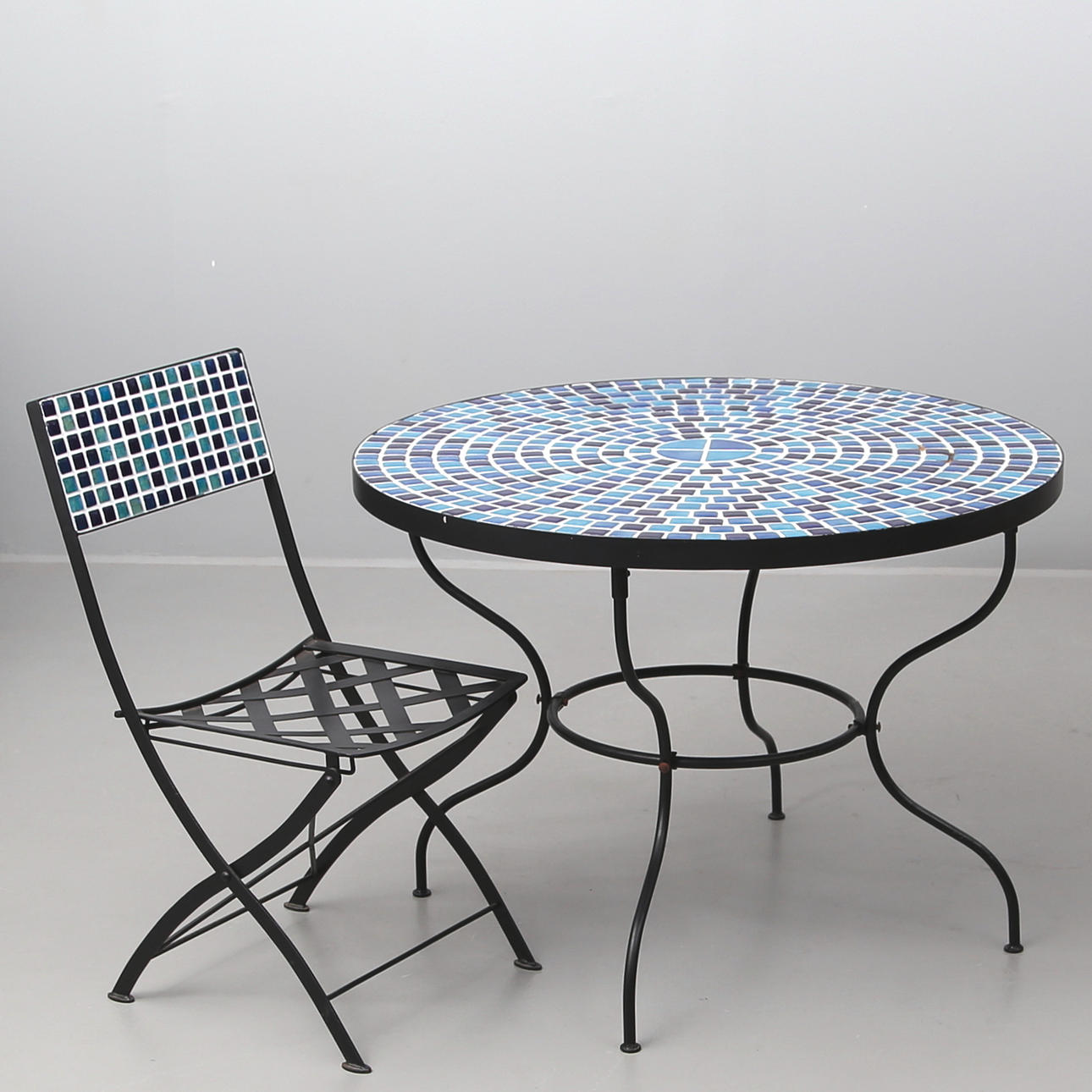 TRÄDGÅRDSMÖBLEMANG, 2 delar järn och glasmosaik.