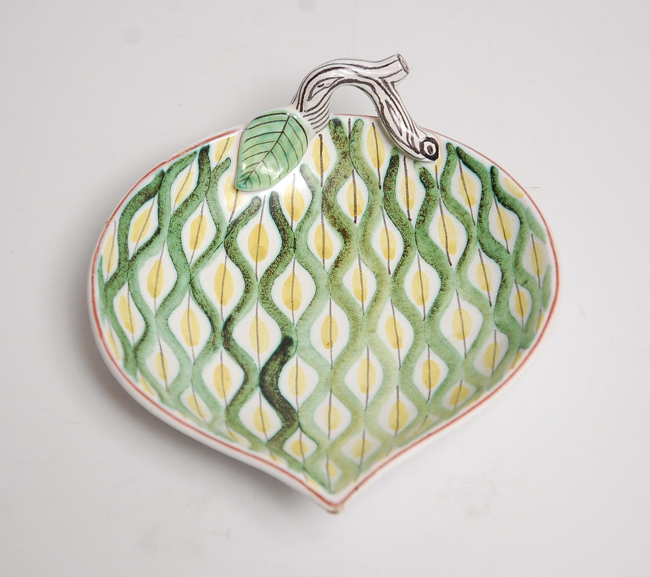 STIG LINDBERG. skålfat, fajans studiohanden Gustavsberg.