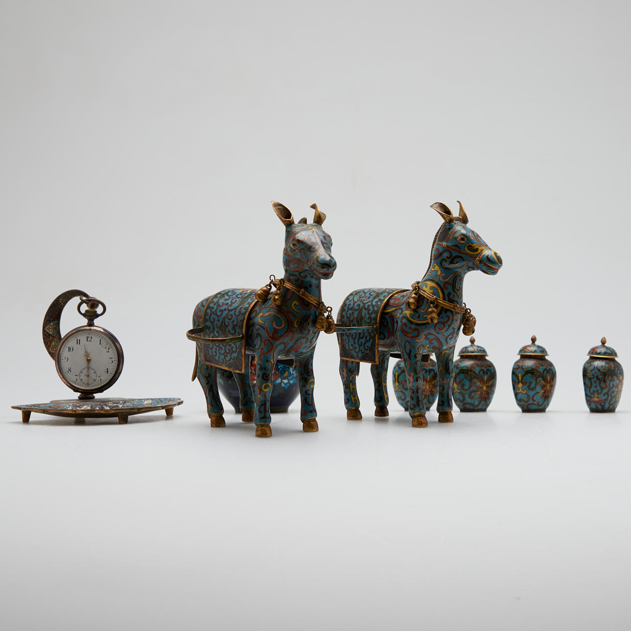 Cloisonée collection, 7 pieces, 2 donkeys, 4 vials with lid, 1 lid box, 1 watch holder/storage bowl (7).