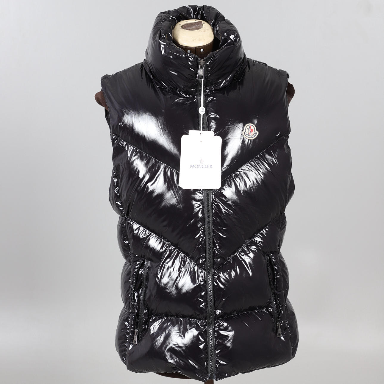 MONCLER, EINE SCHWARZE, GLÄNZENDE WESTE.