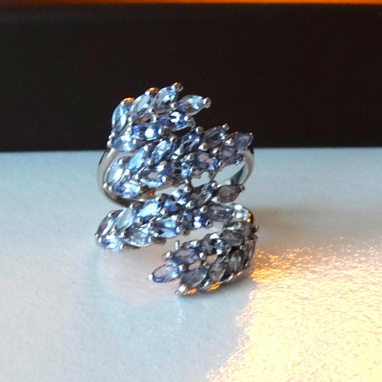 MAGNIFICENT TANZANITE RING, 925/silver setting.