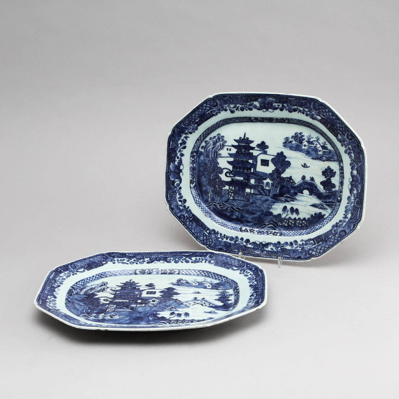 STEKFAT, ett par, porslin, Kina 1700-tal.