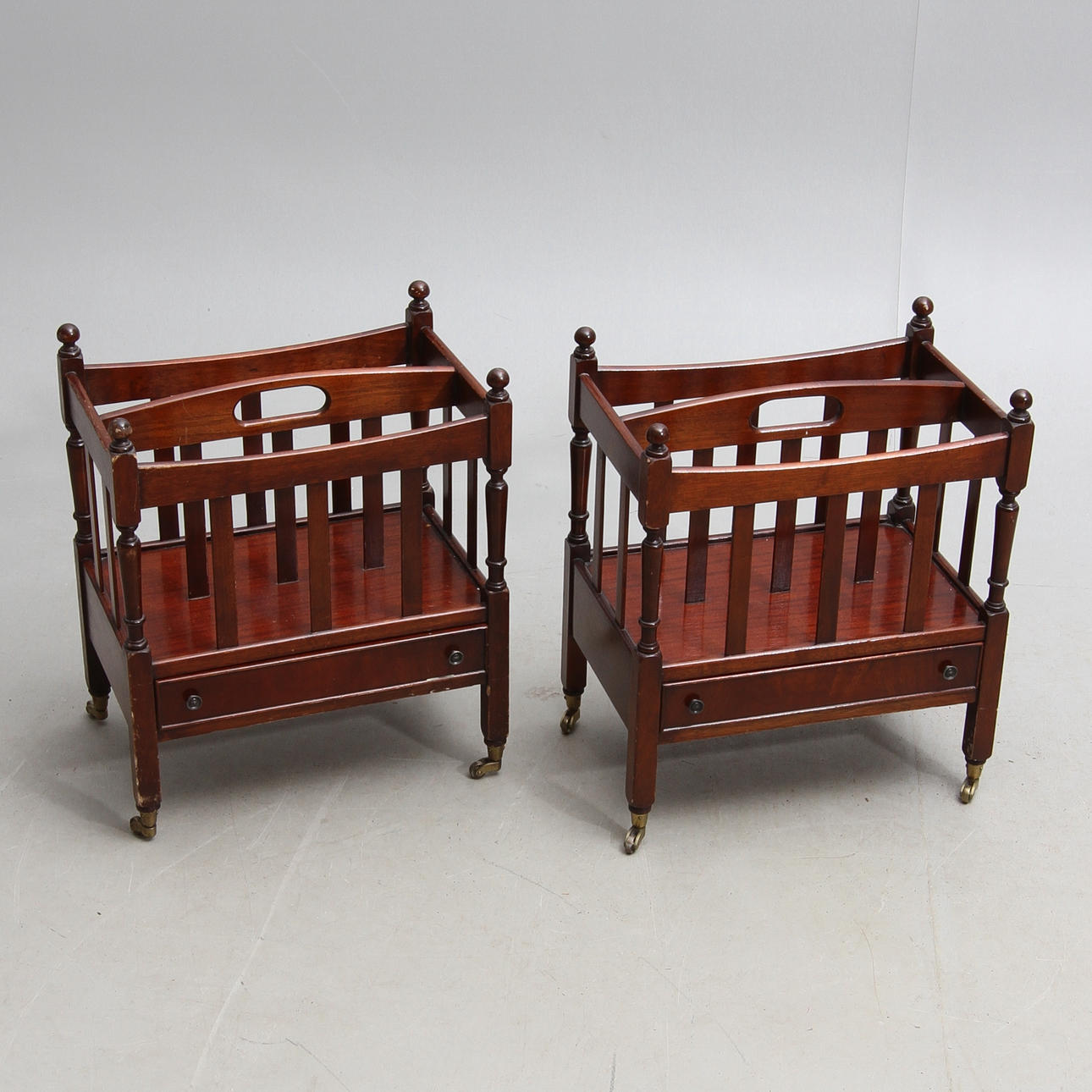 TIDNINGSSTÄLL, 1 par, engelsk stil, 1900-tal.