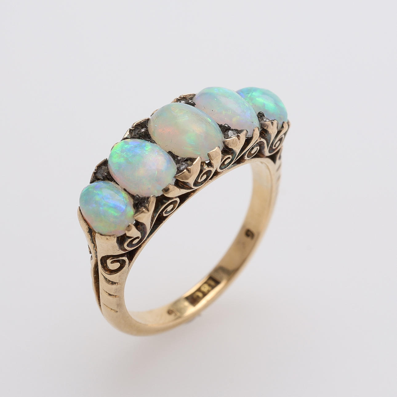 RING, 18K GOLD & OPALS, VICTORIAN, Approx. 4.5 g.