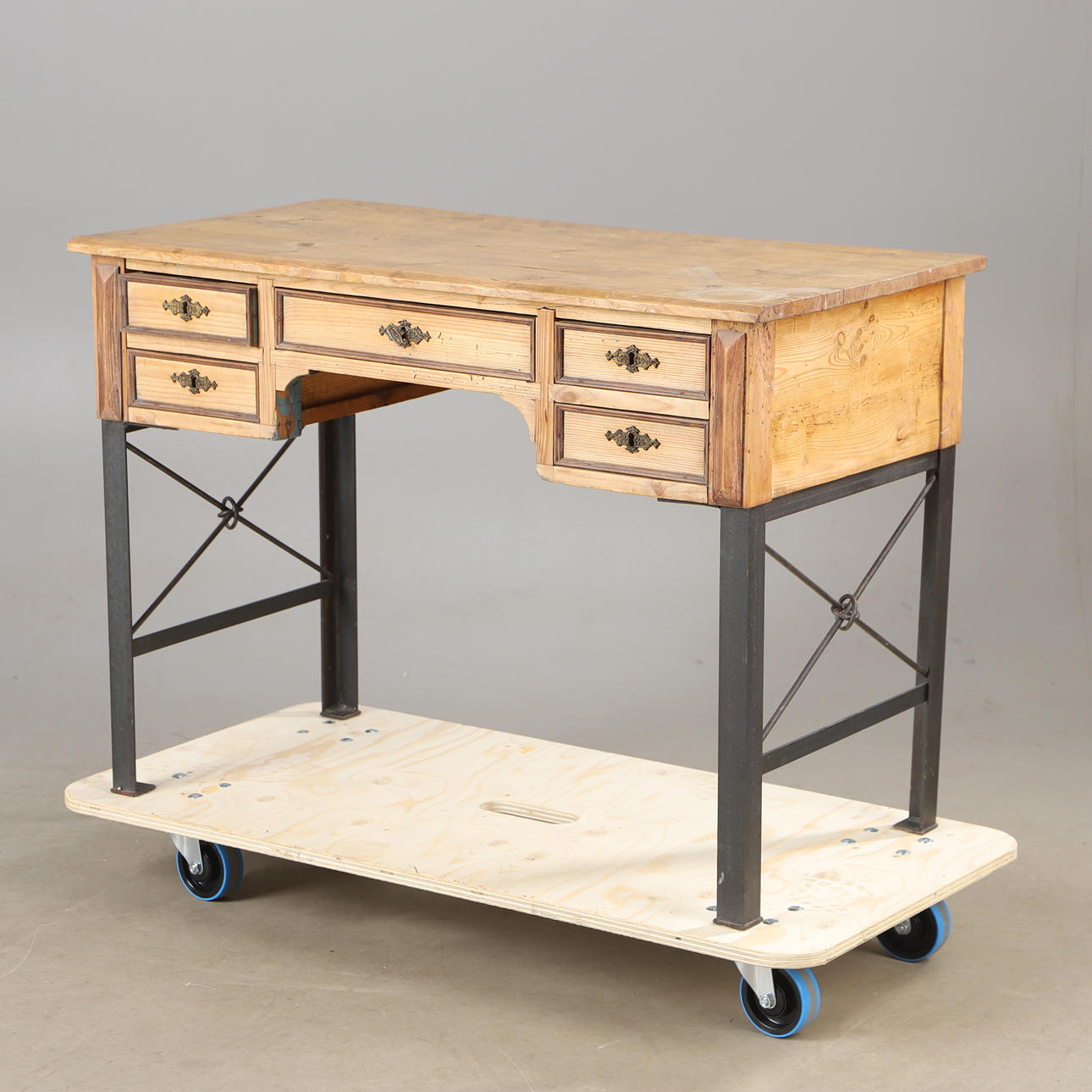 SCHREIBTISCH, Kiefernholz, Neorenaissance.