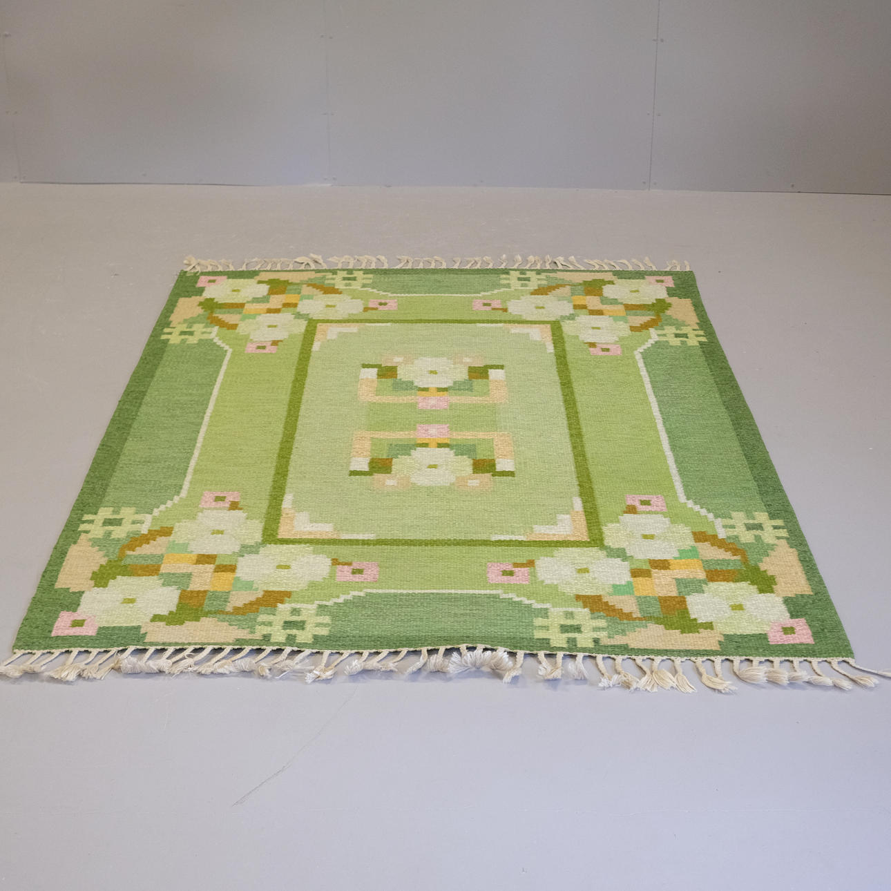 INGEGERD SILOW. CARPET, WICKER.