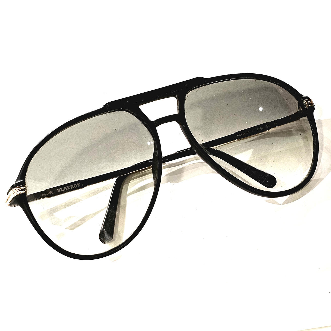PLAYBOY. Solbriller i flygerstil med sort tonet stel.