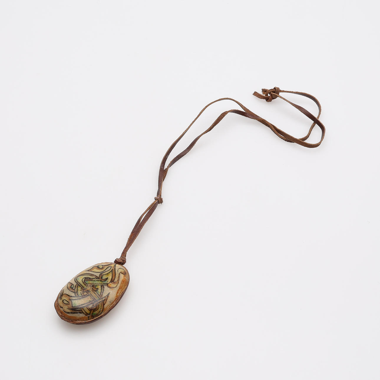 HANDBEMALTES STEINAMULETT, KELTISCHER STIL, IRLAND.