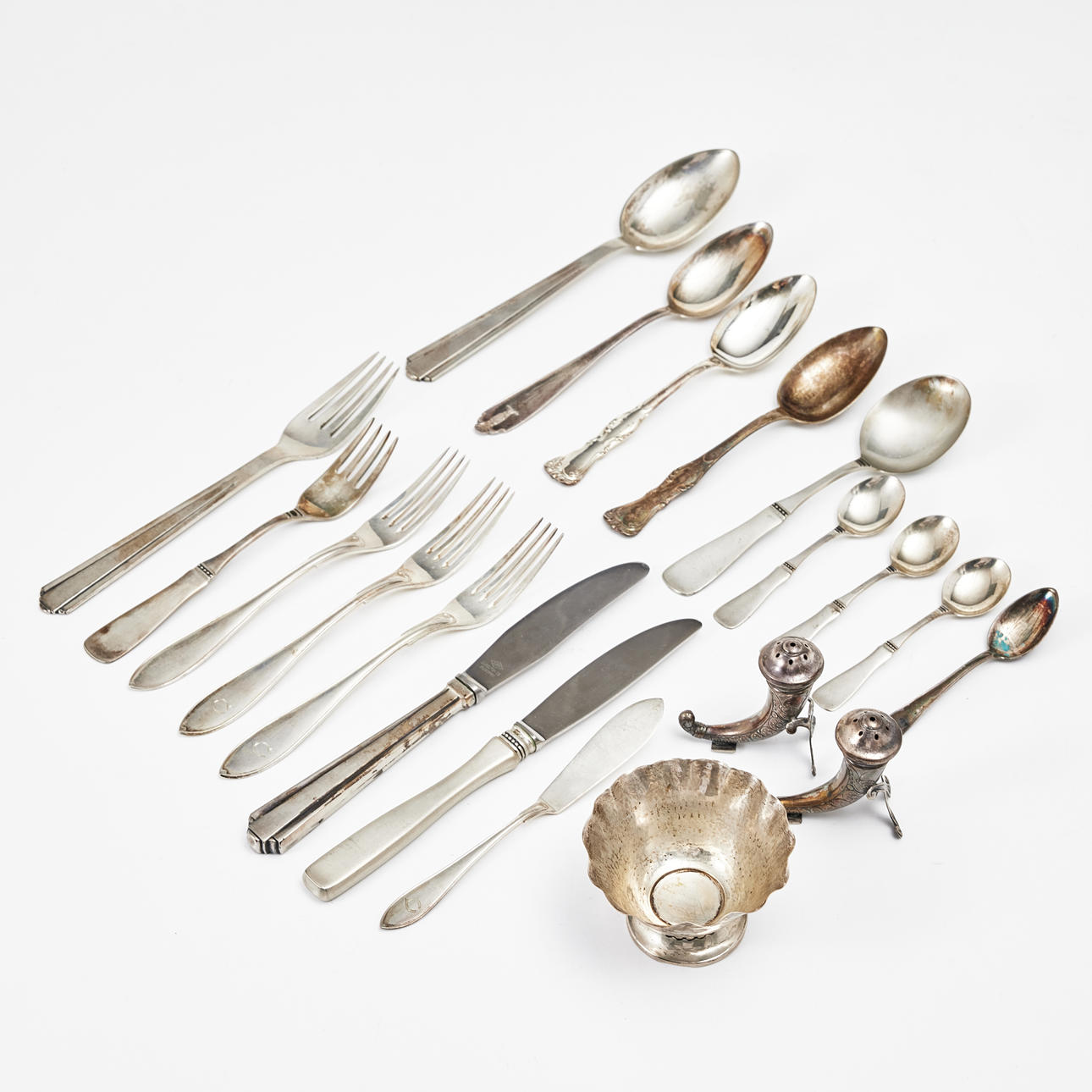 BESTECK, SALZSTREUER, SCHÜSSEL.