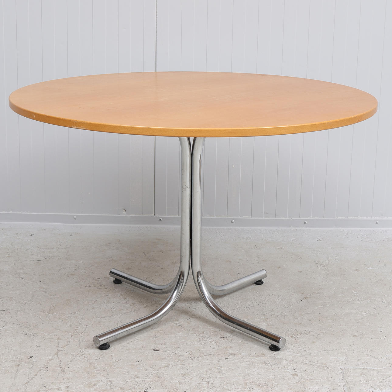 Et bord, forkromet benstativ, 1900/2000'erne.