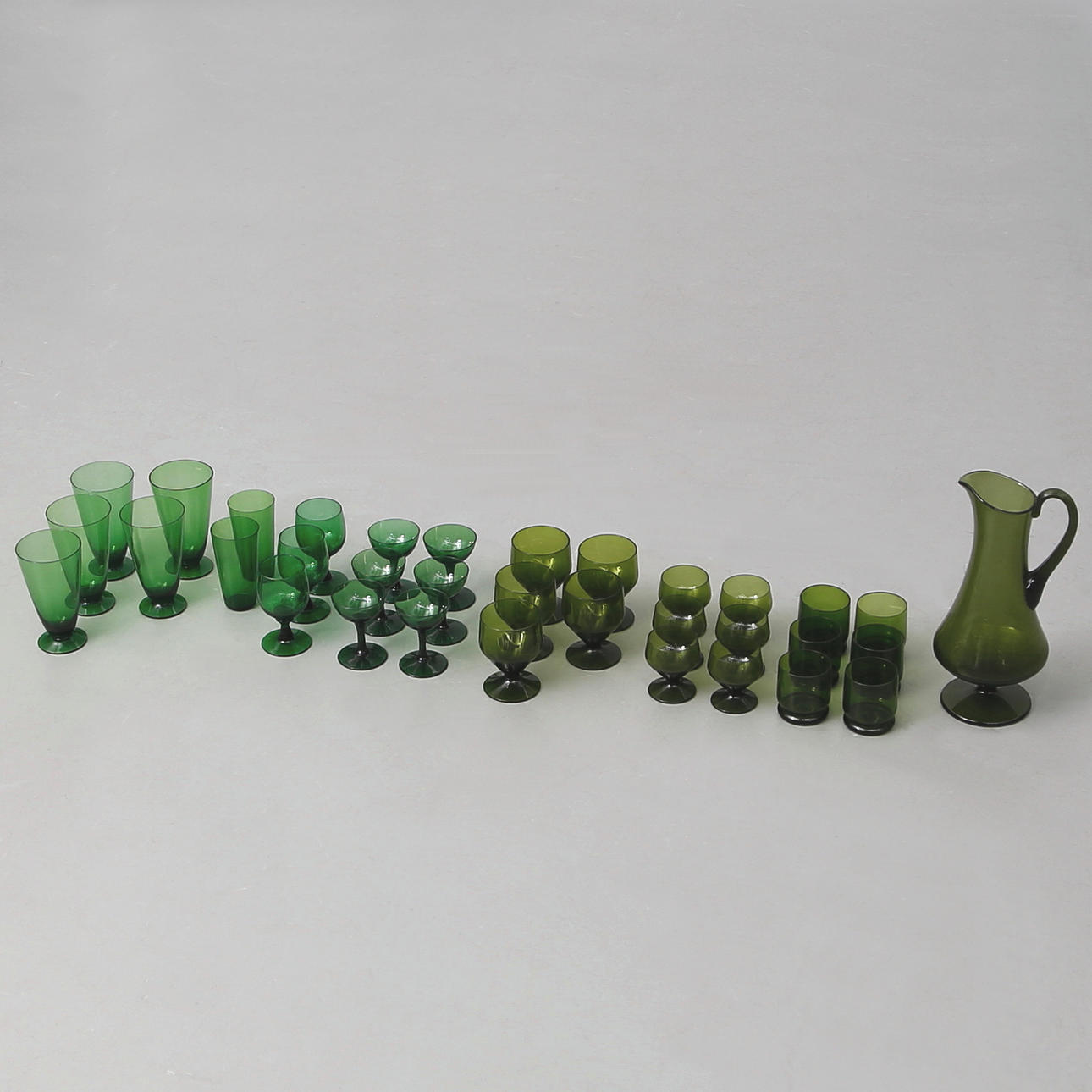 GLASSERVISDELAR, 33 st av okänd tillverkning. Sverige 1900-talets mitt.