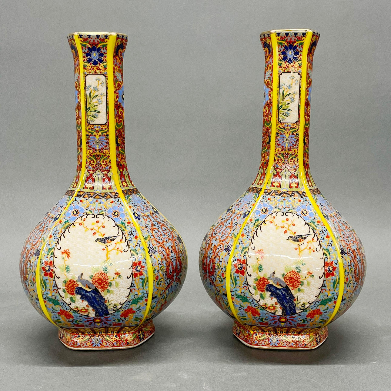 PAR KINESISKE SEKSKANTEDE PORCELÆNSVASER.