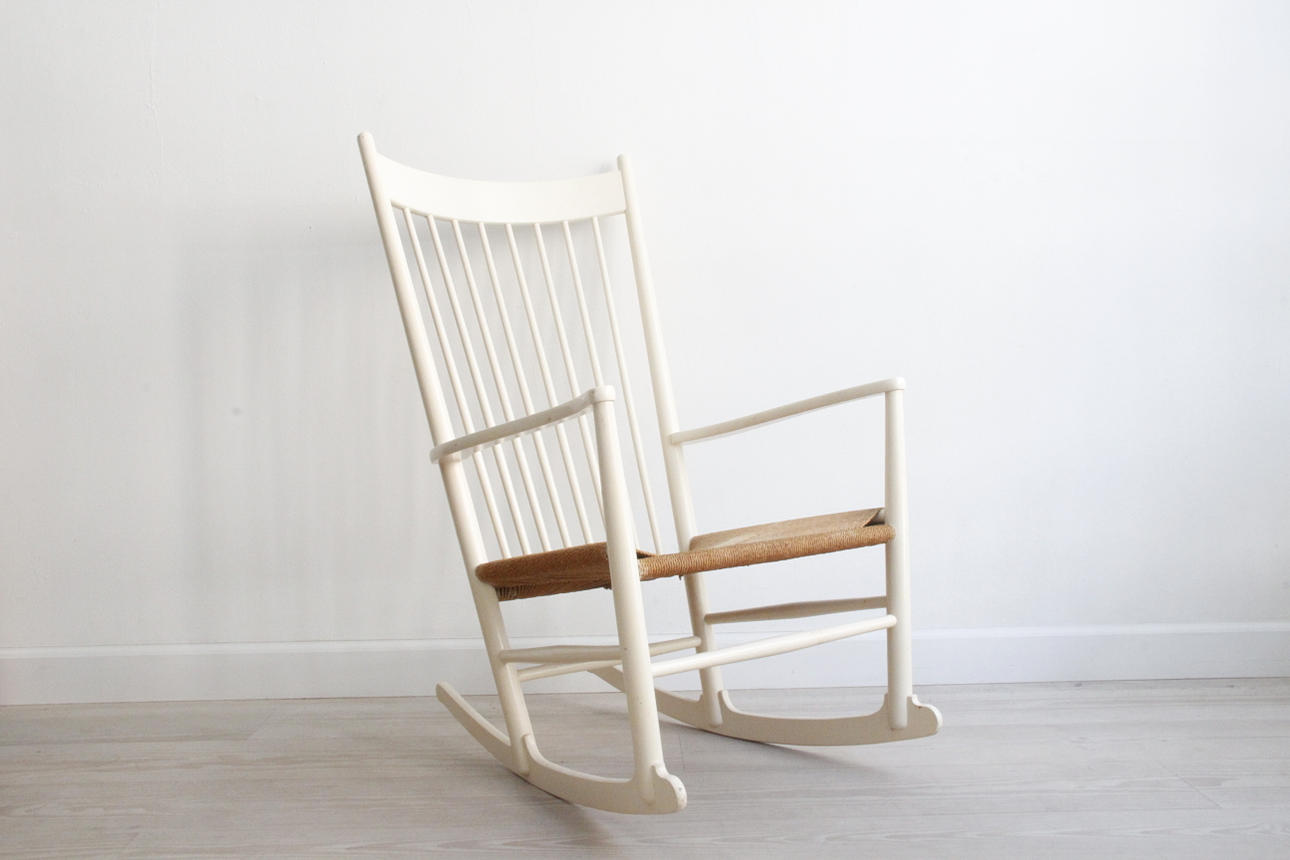 HANS J. WEGNER. Gungstol i vitt med papperssladd.