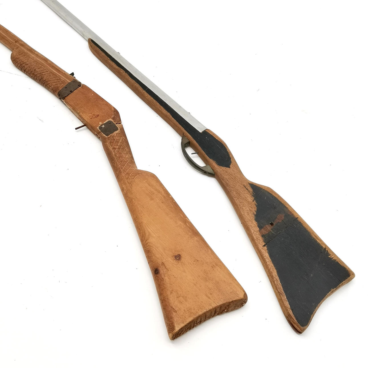 PAR RIDSEBYGGEDE LEGETØJSRIFLER I TRÆ.