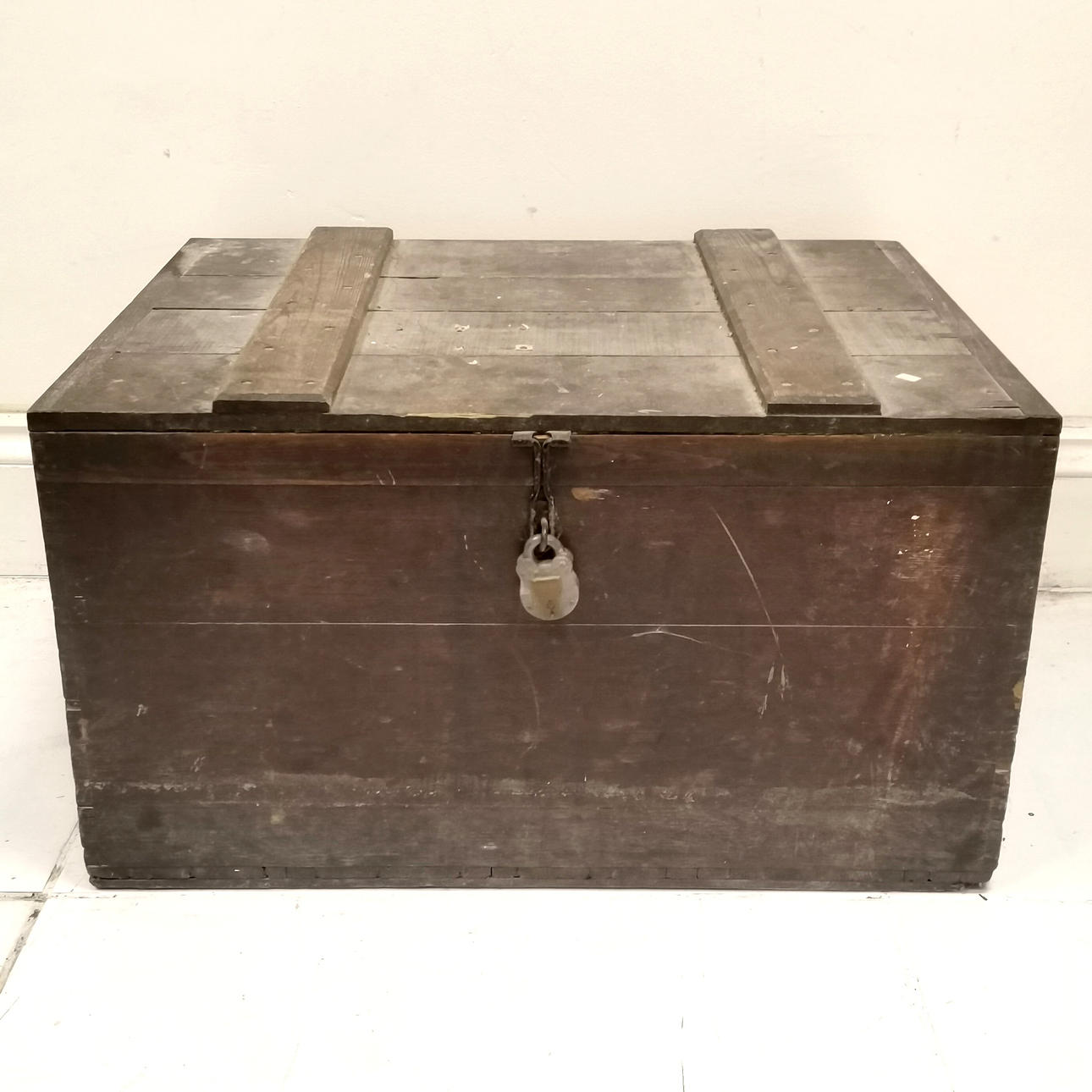 ANTIQUE PINE LIDDED BOX.