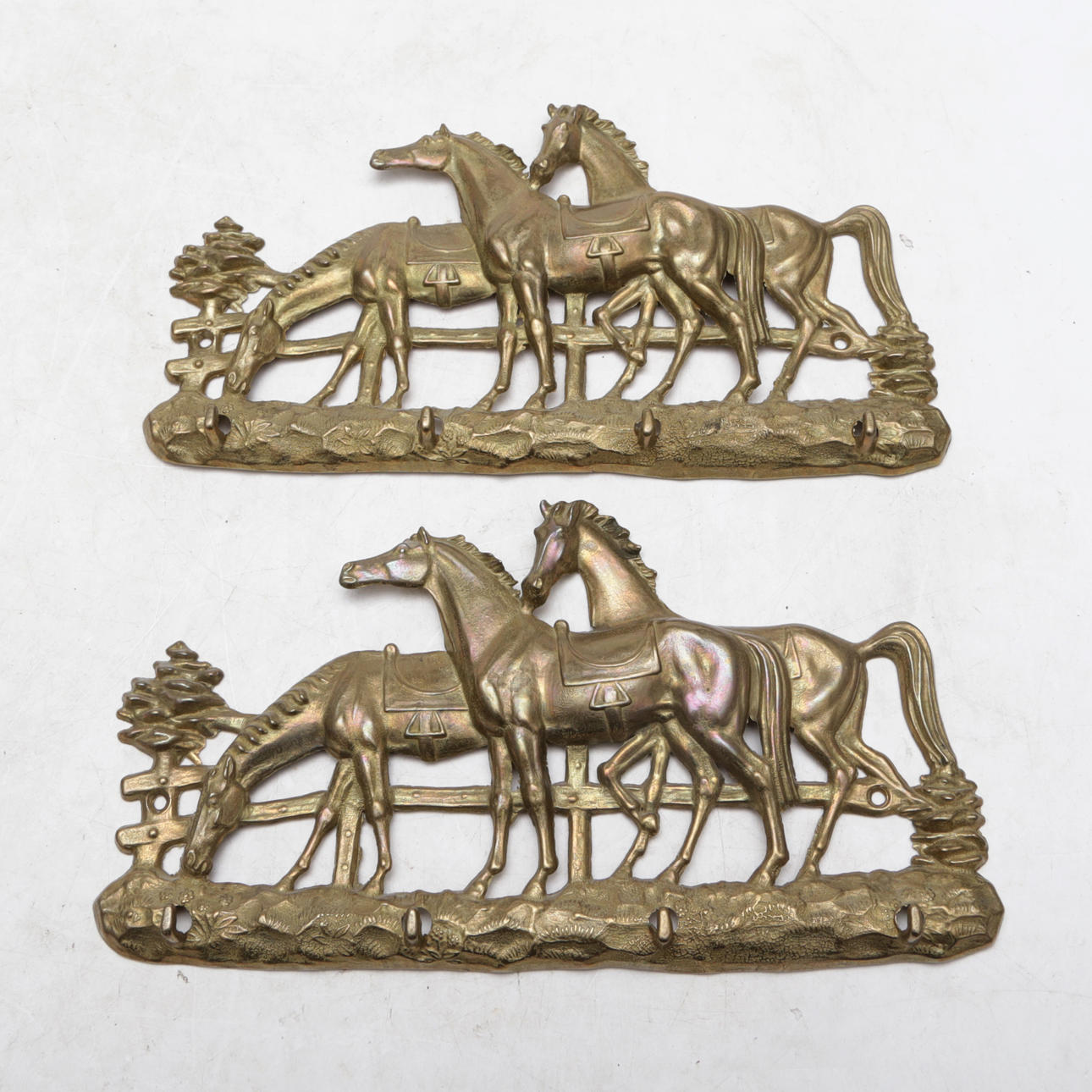 HÄNGARE, 2 st, mässing, hästdekor, 1900-tal.