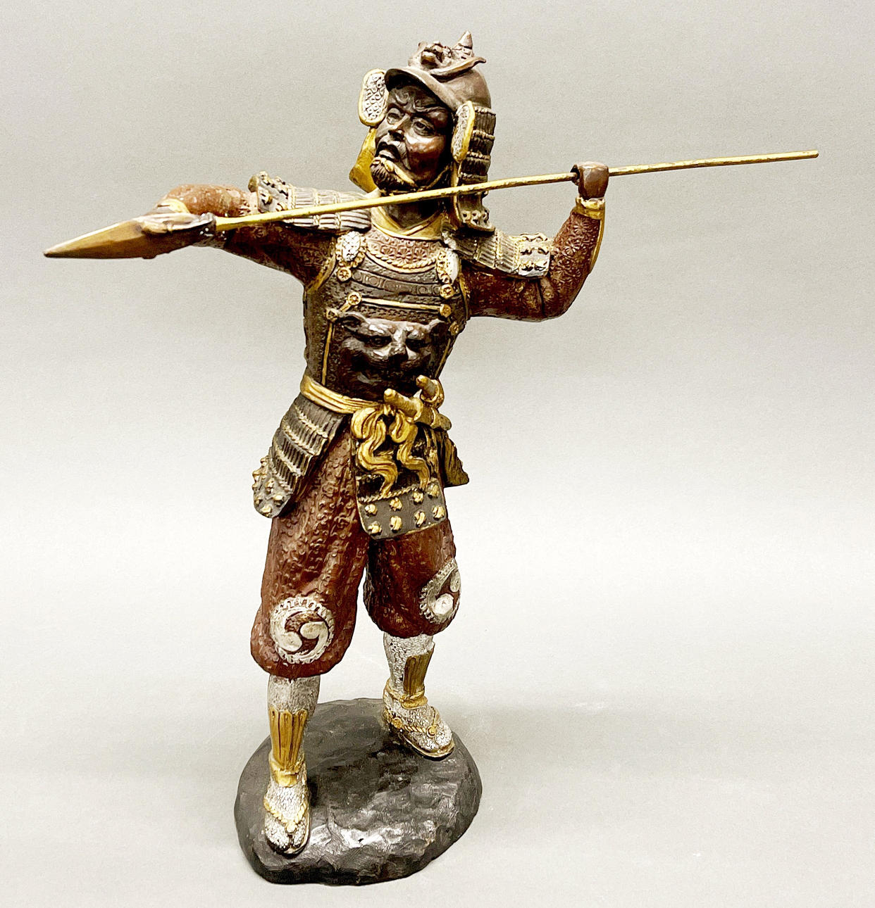 JAPANSK KALLMÅLAD BRONSFIGUR AV EN SAMURAI.