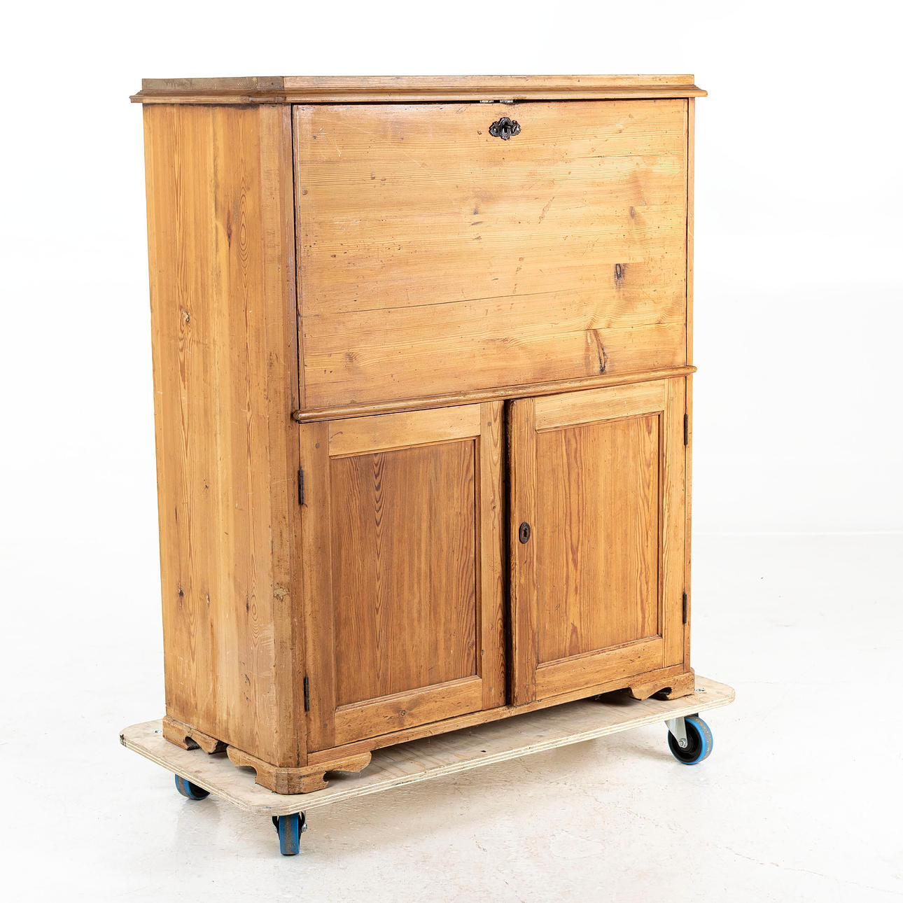 A 19th century pine chiffonjè.