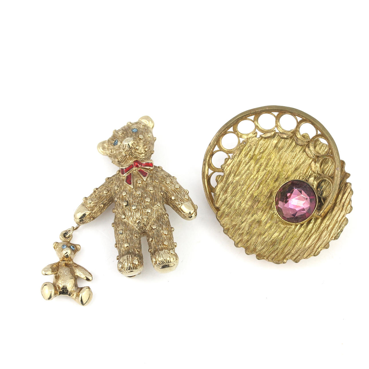 DOS BROCHES DORADOS.