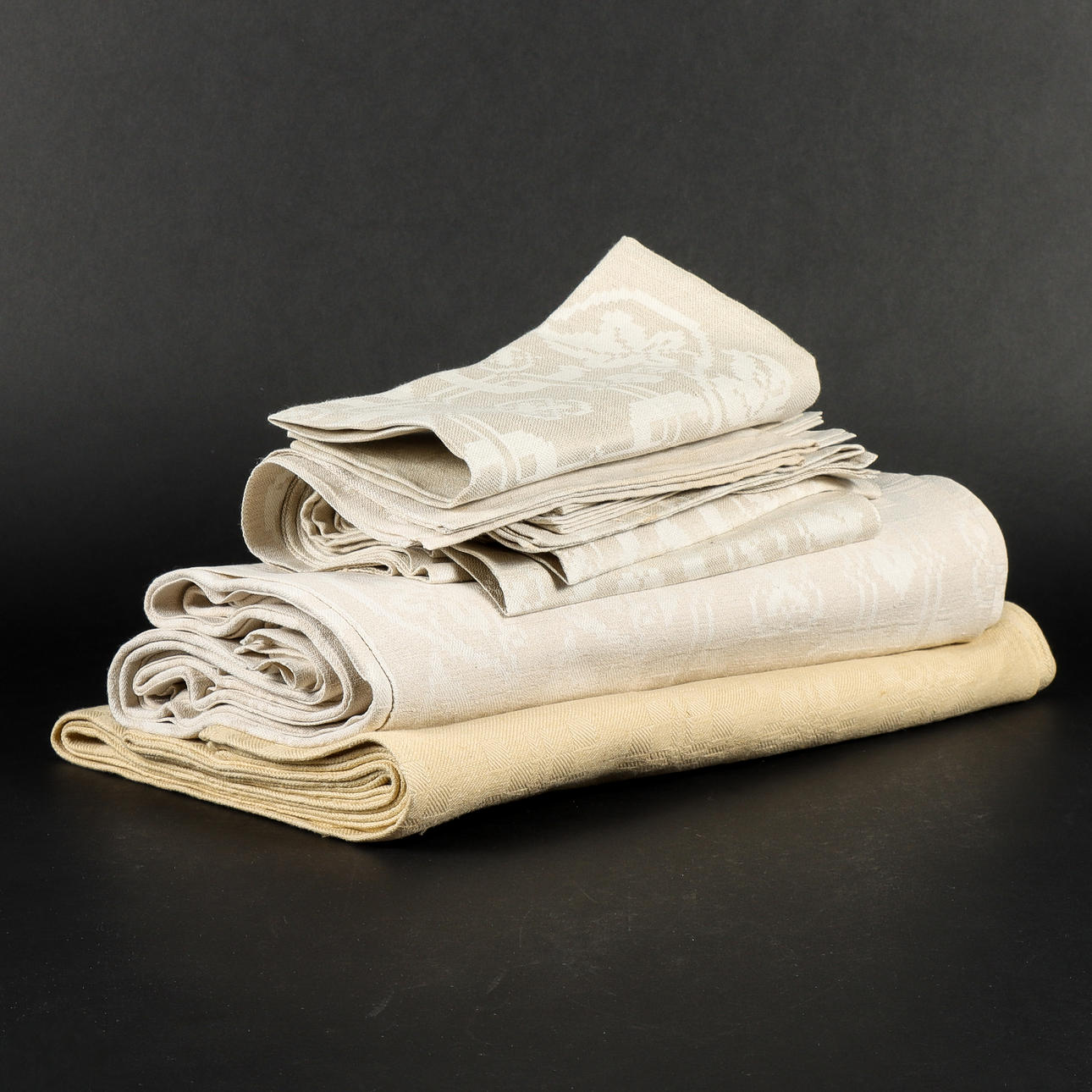 TABLECLOTHS AND NAPKINS.