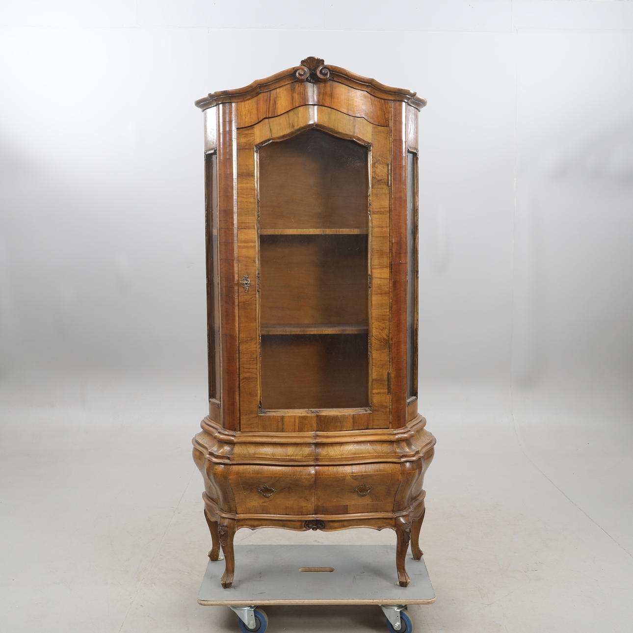 Vitrineskab, rokoko-stil, 20. århundrede, delbart.