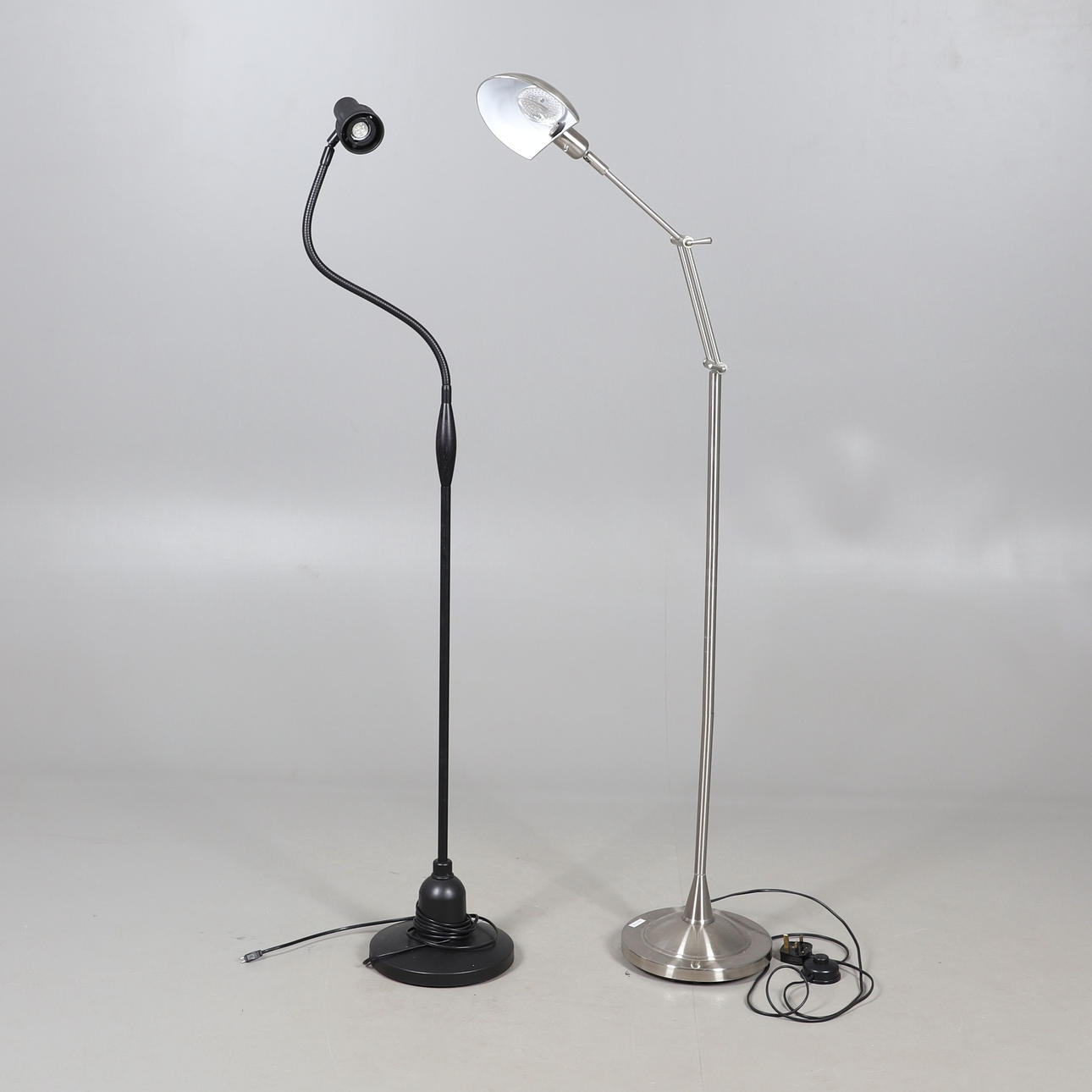 TVÅ MODERNA GOLVLAMPOR.