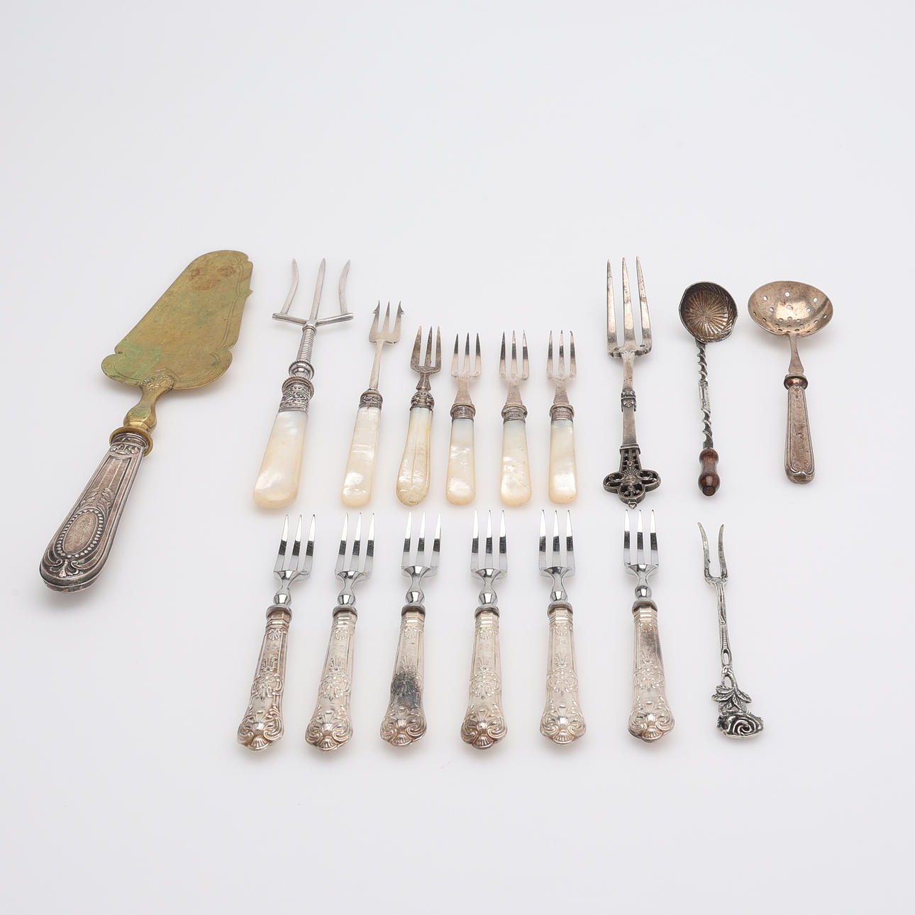 BESTICK, 17 DELAR, MED SILVERMONTERINGAR.