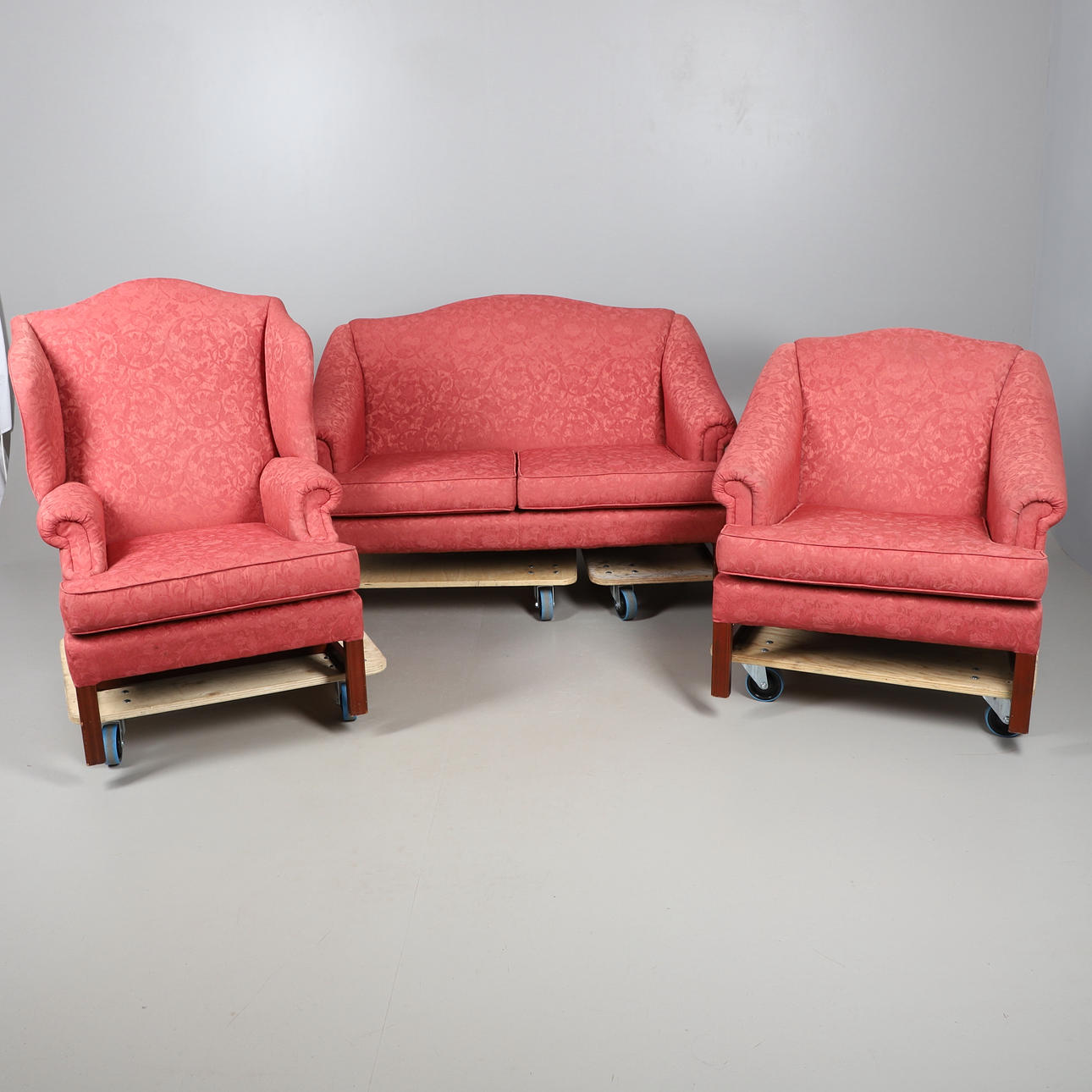 EN PARKER KNOLL TREDELT MATCHET POLSTRET SOFASUITE.