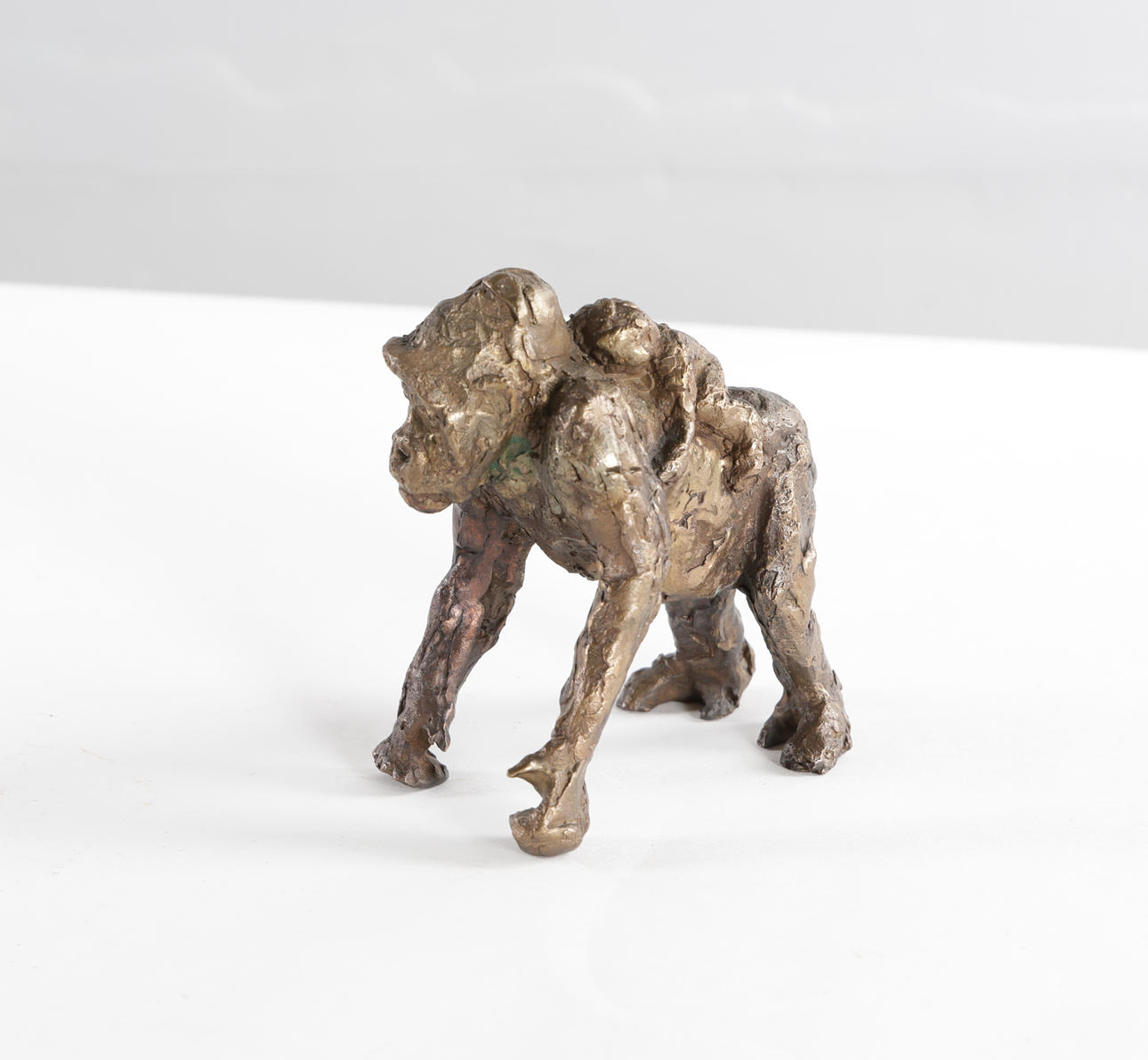 UBEKENDT KUNSTNER. Bronze sculpture in the form of monkey mother with young. Unsign.