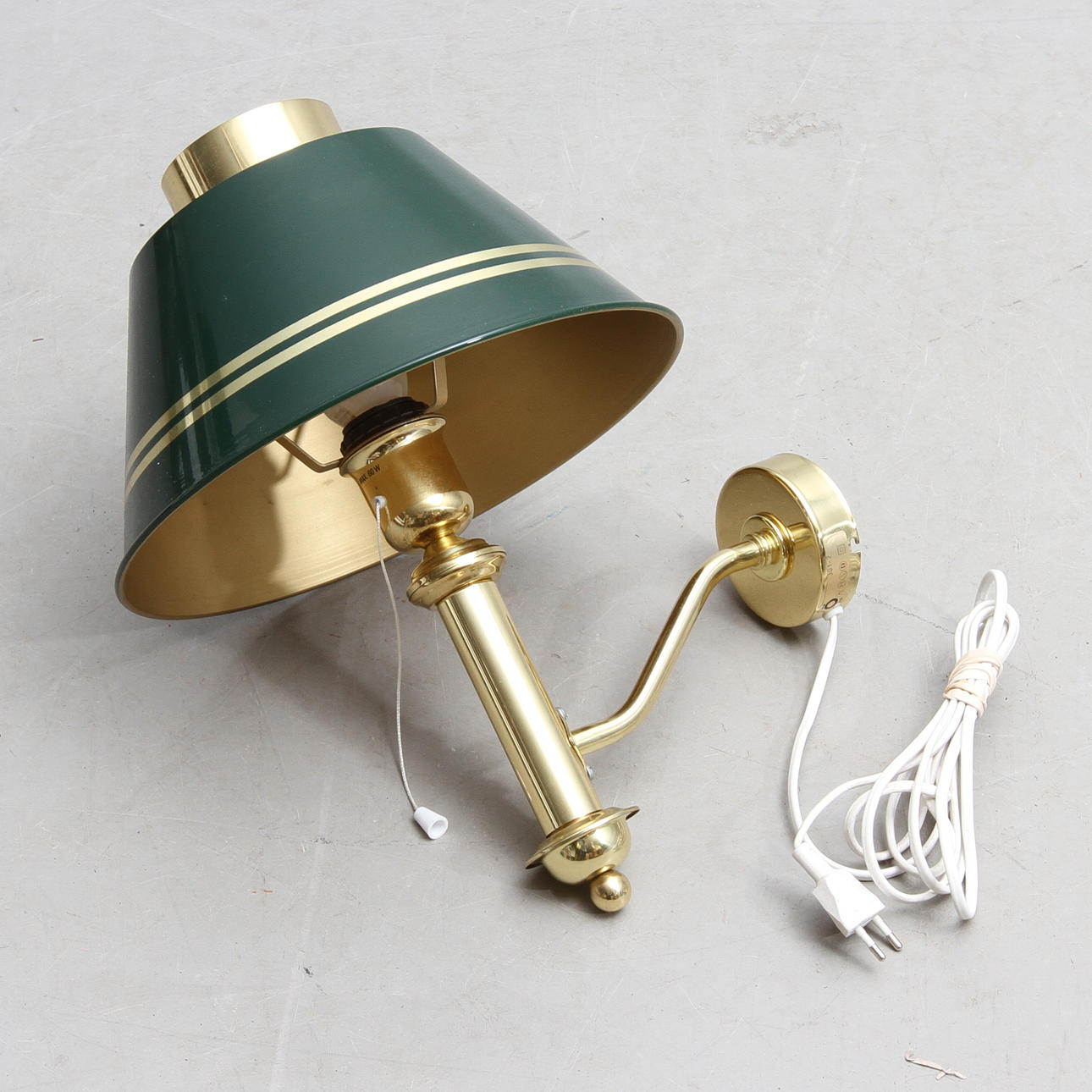 VÄGGLAMPA, med plåtskärm, ÖIA, 1900-talets andra hälft.